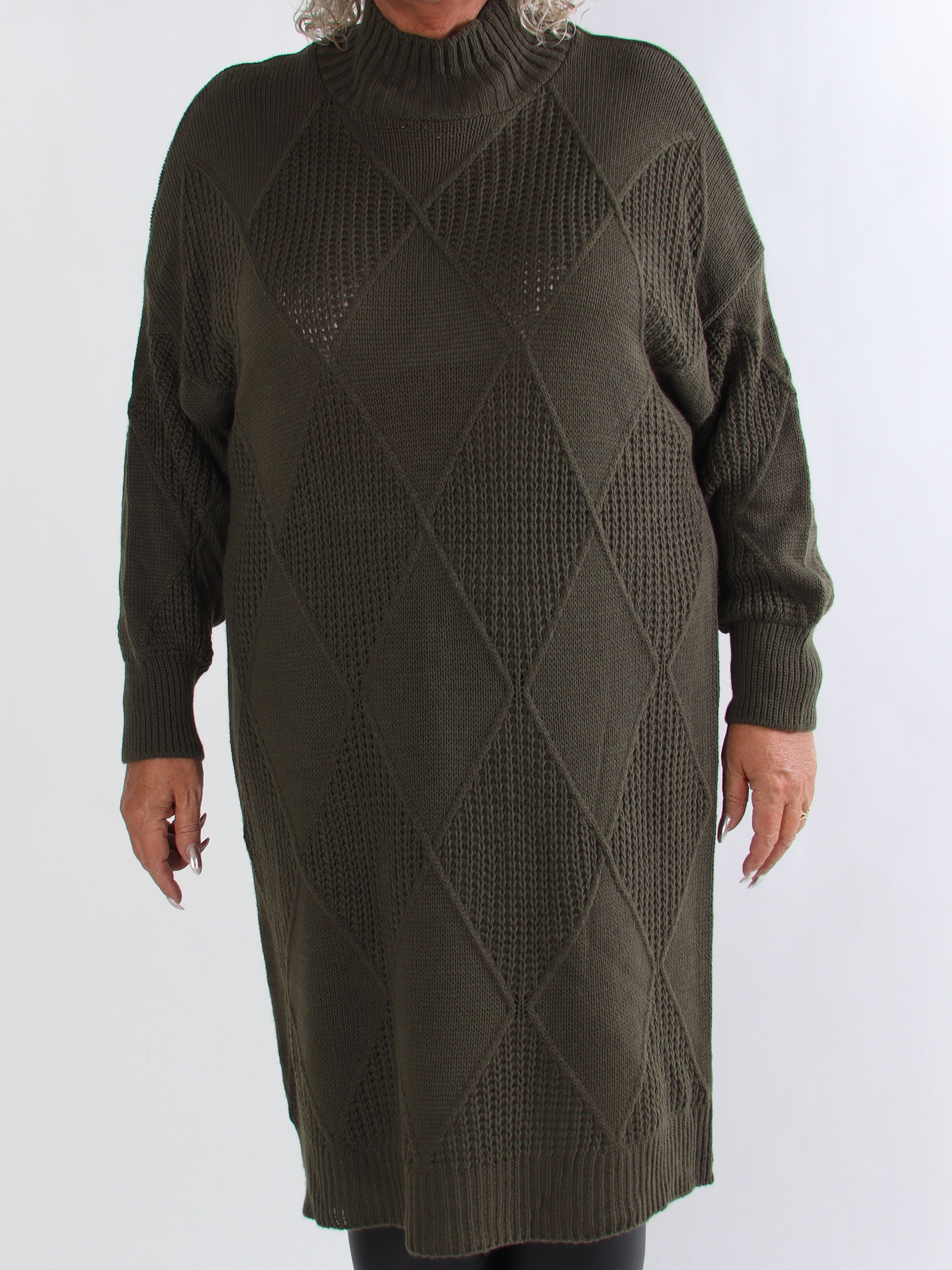 Dagmar - Plus size strikkjole med rullekrave