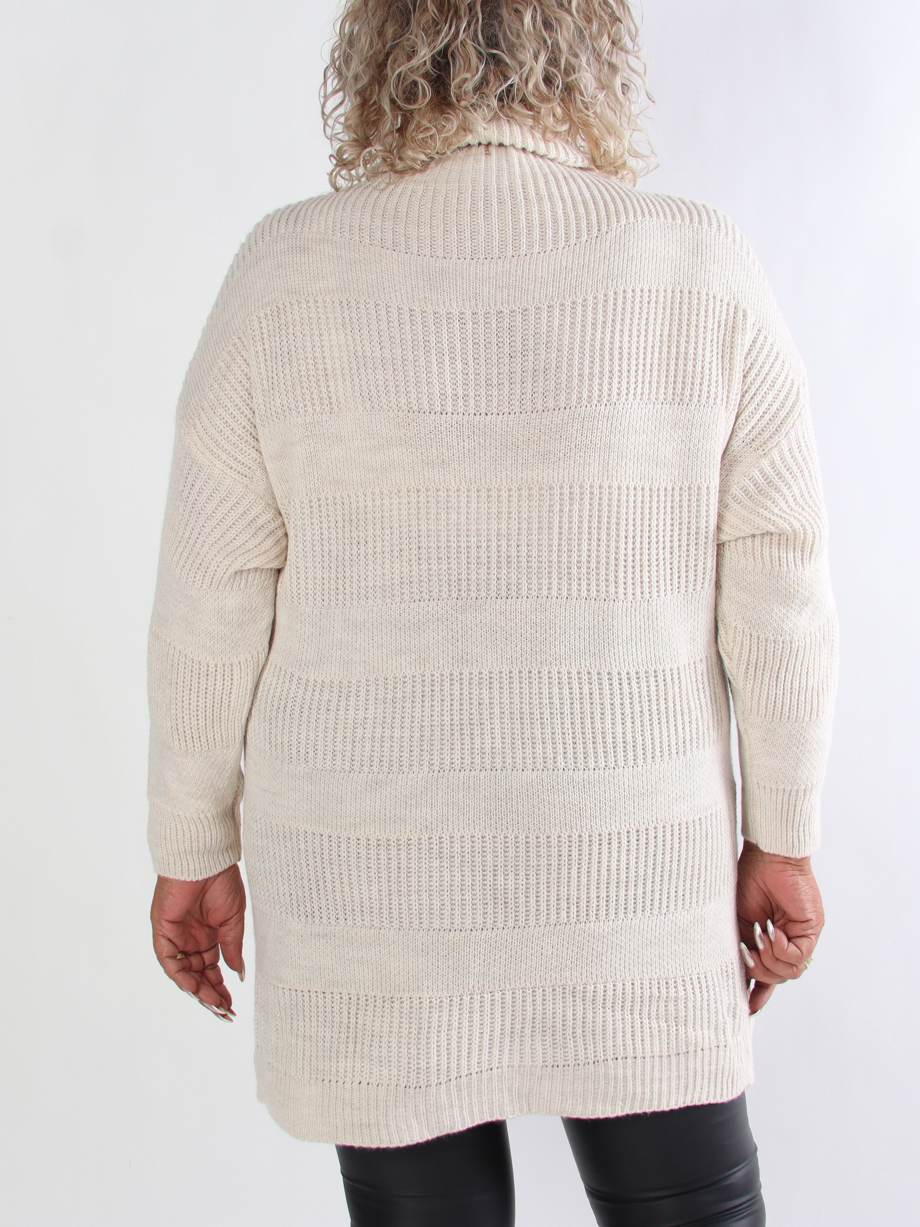 Dagmar - Plus size strikkjole med rullekrave