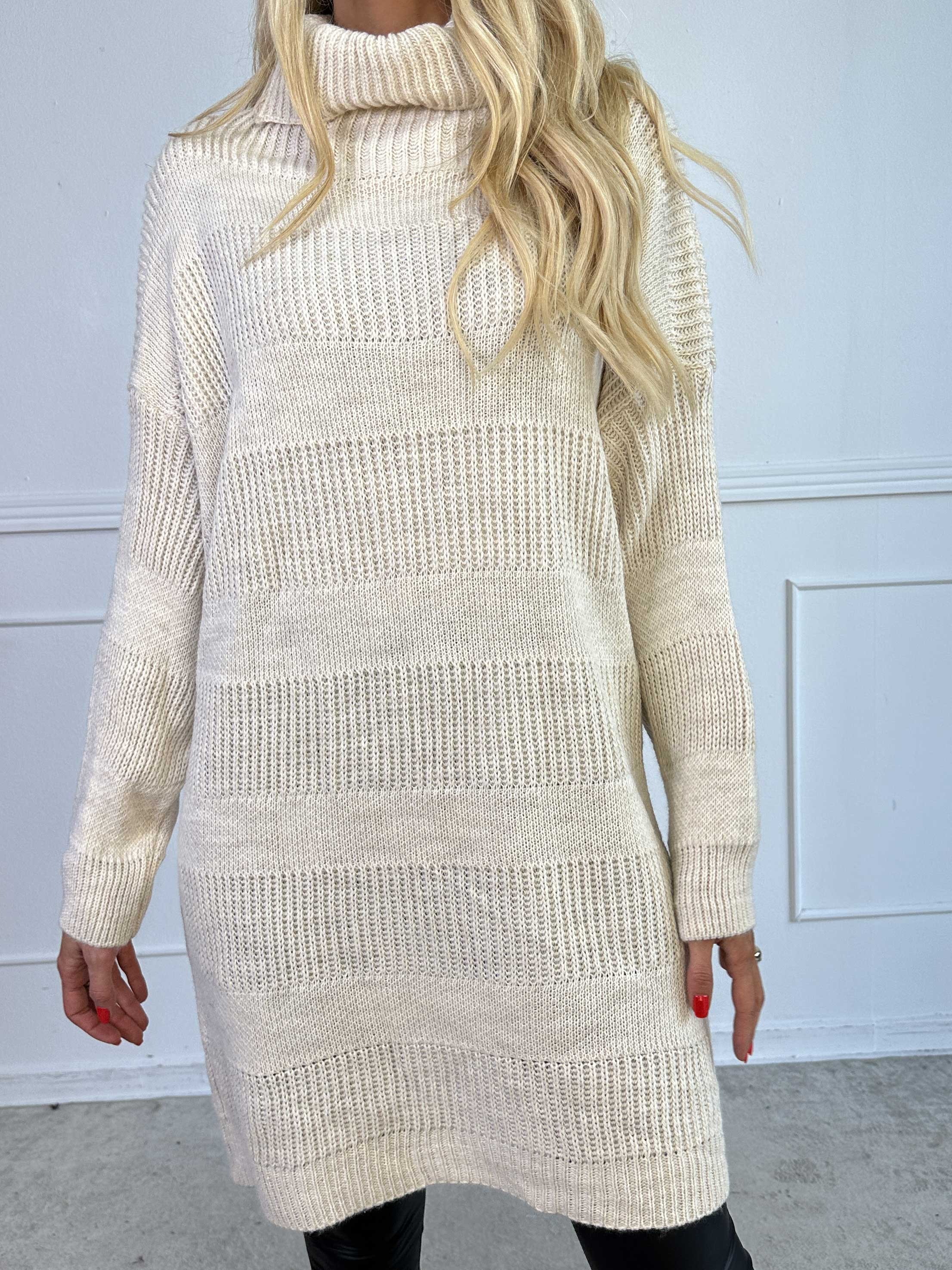 Cindy - Ensfarvet hyggelig striktrøje med rullekrave