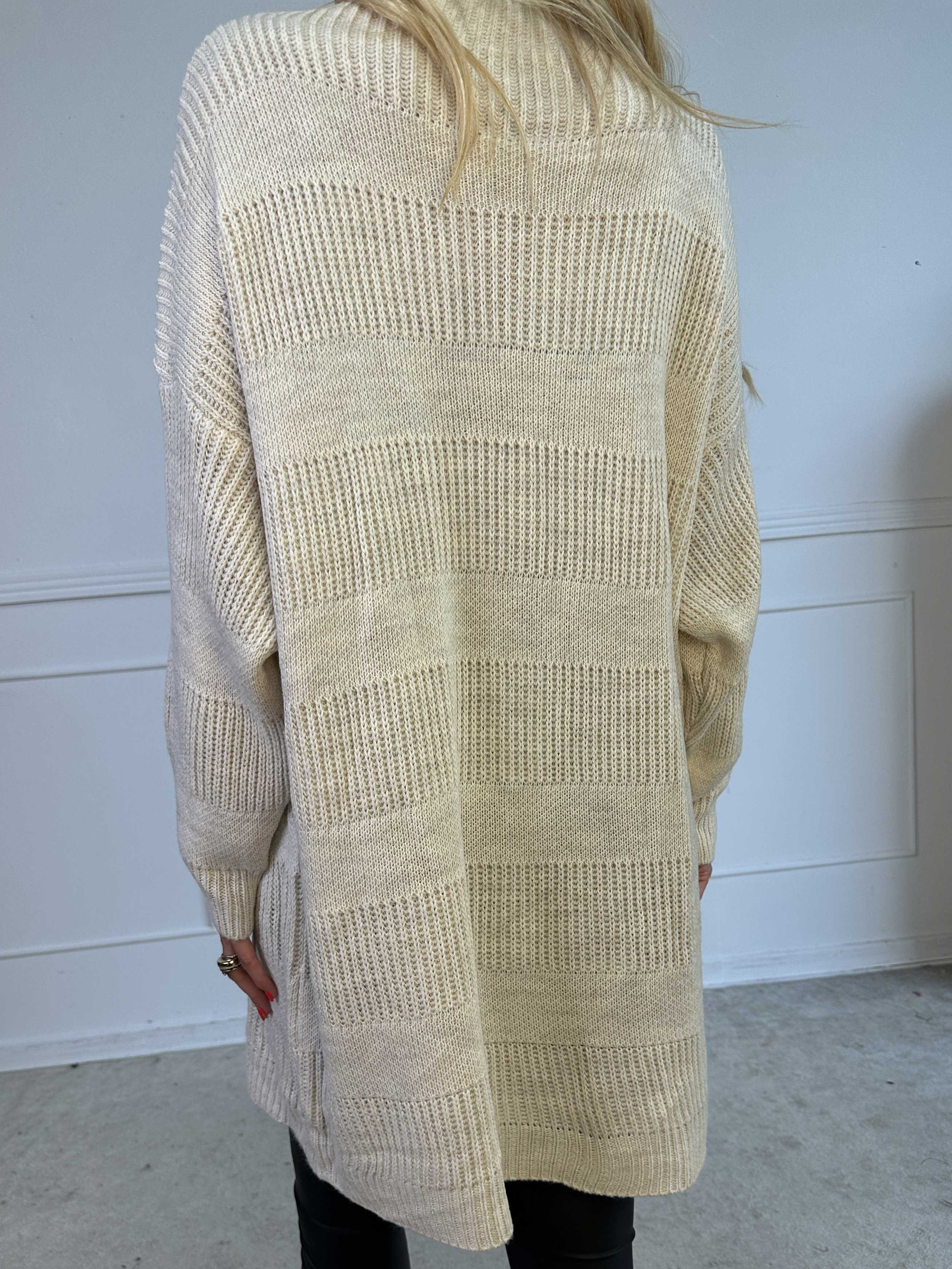 Dagmar - Strikkjole med rullekrave