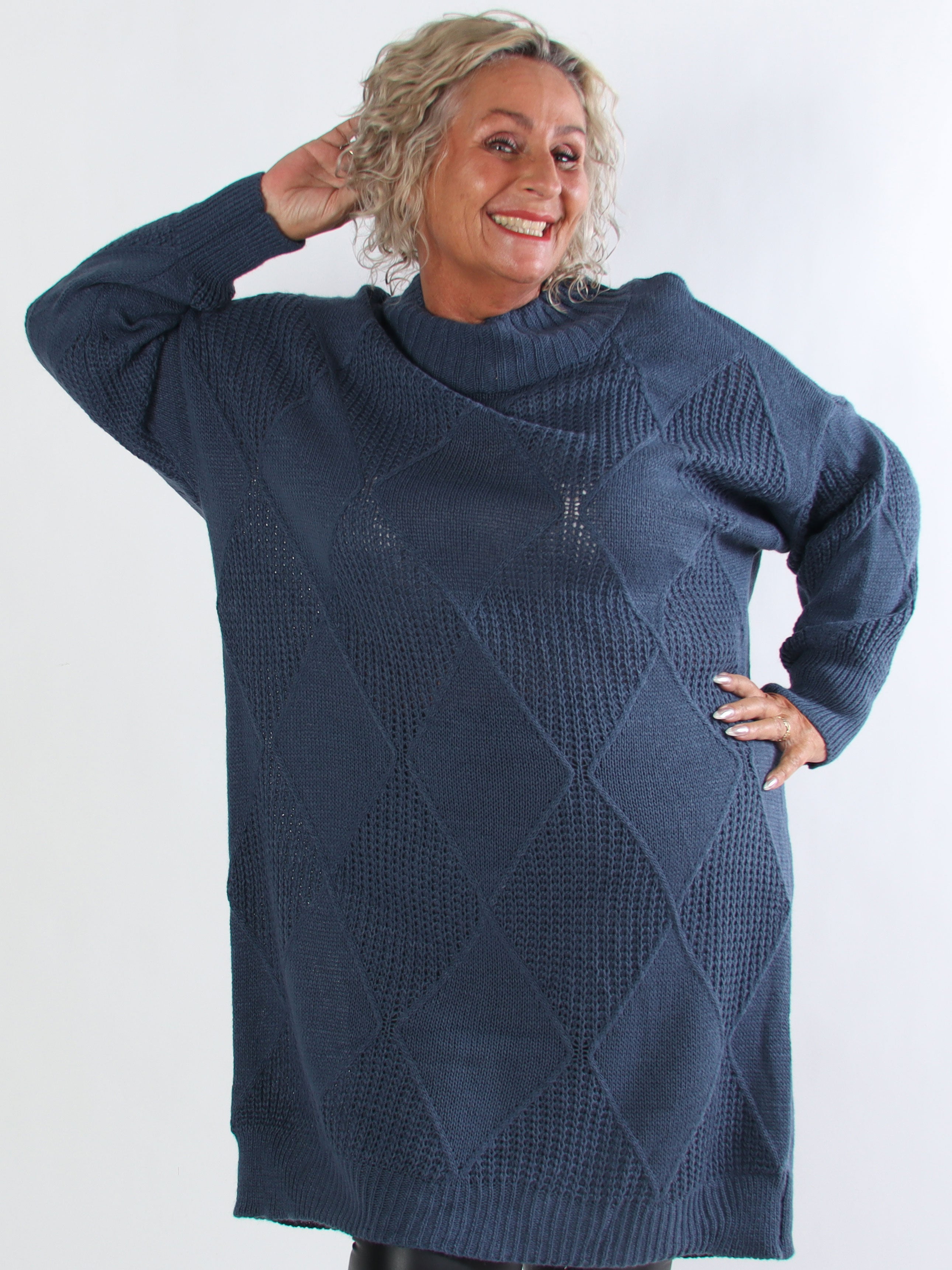 Dagmar - Plus size strikkjole med rullekrave