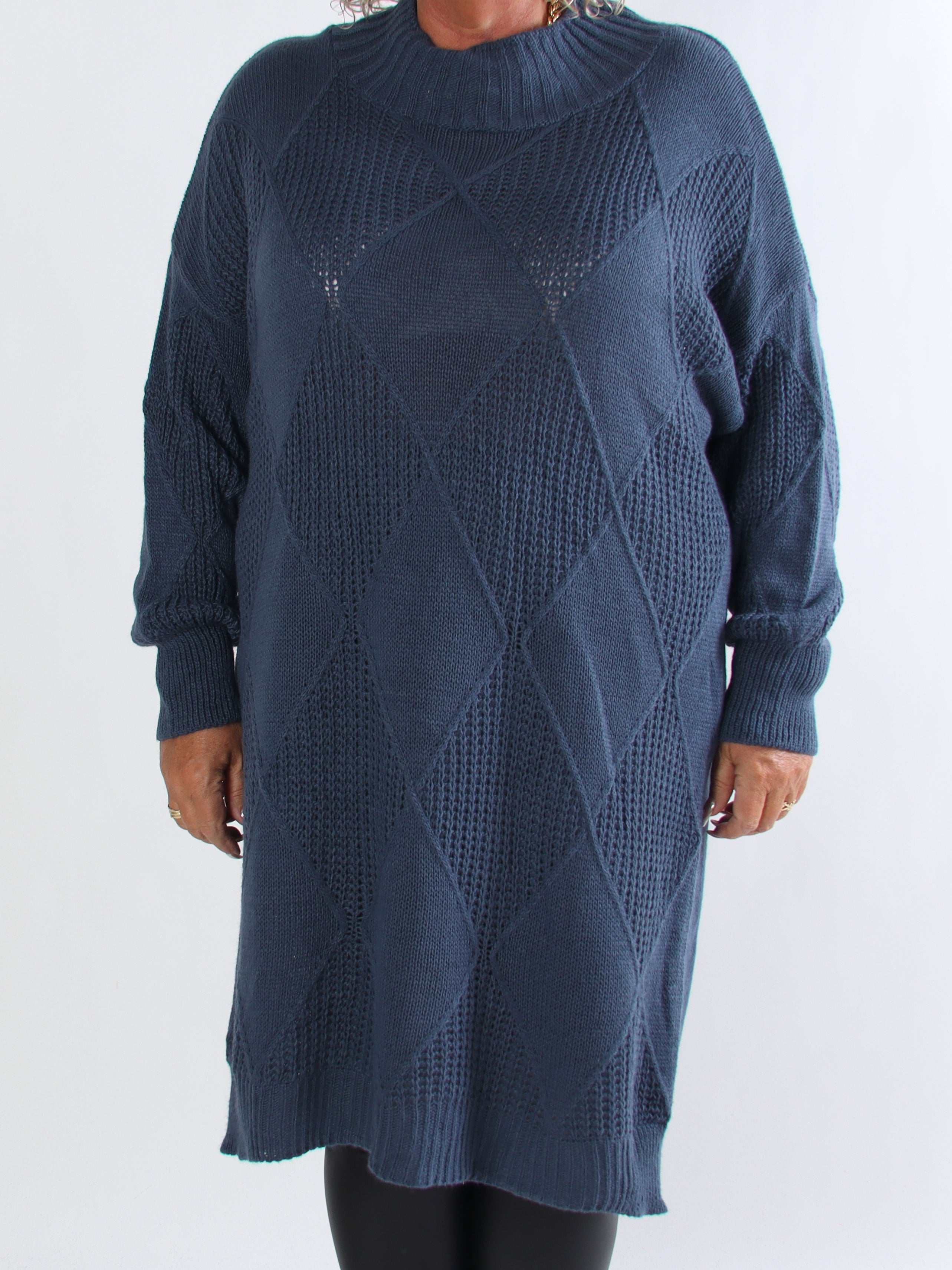 Dagmar - Plus size strikkjole med rullekrave