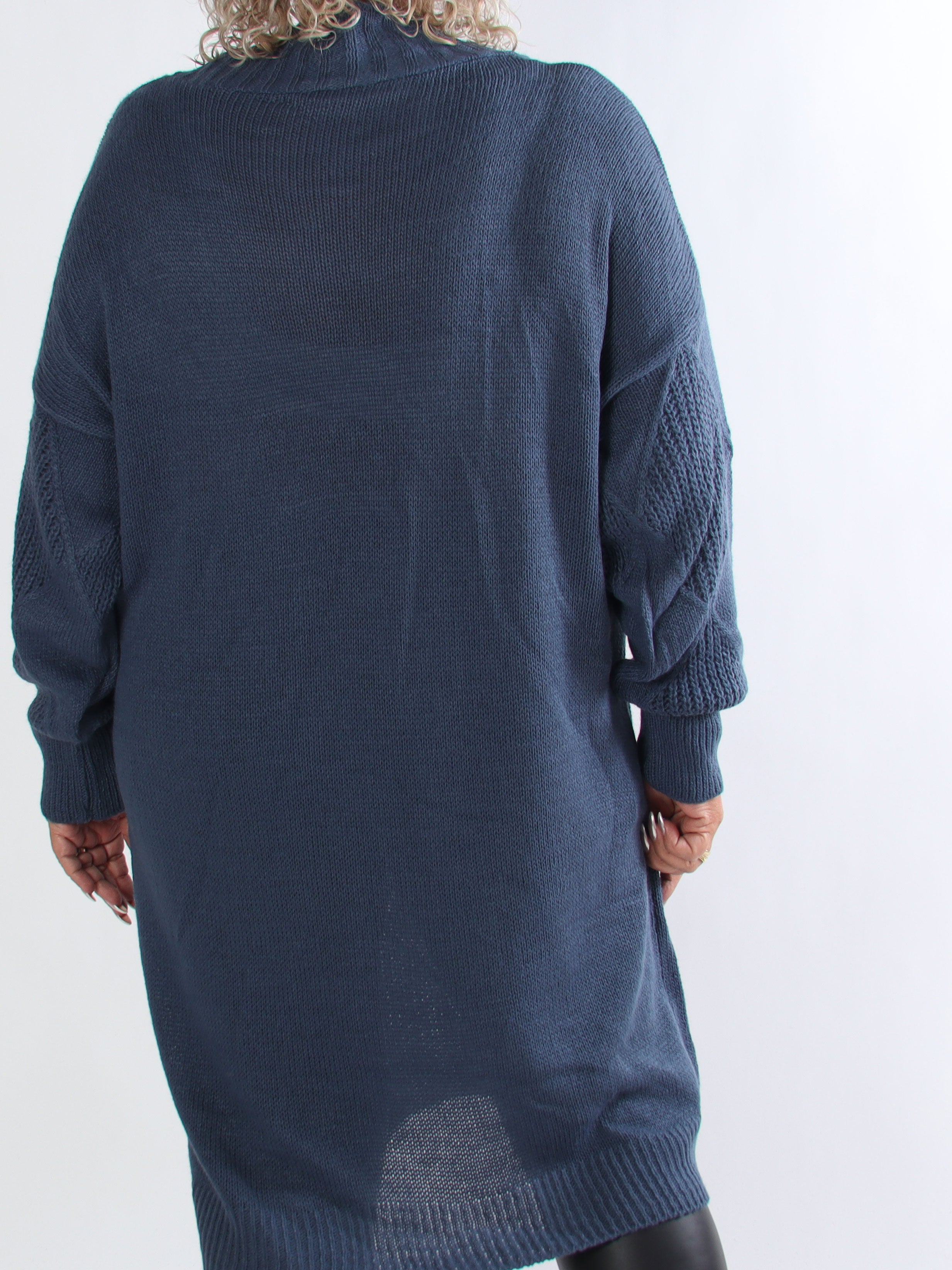 Dagmar - Plus size strikkjole med rullekrave