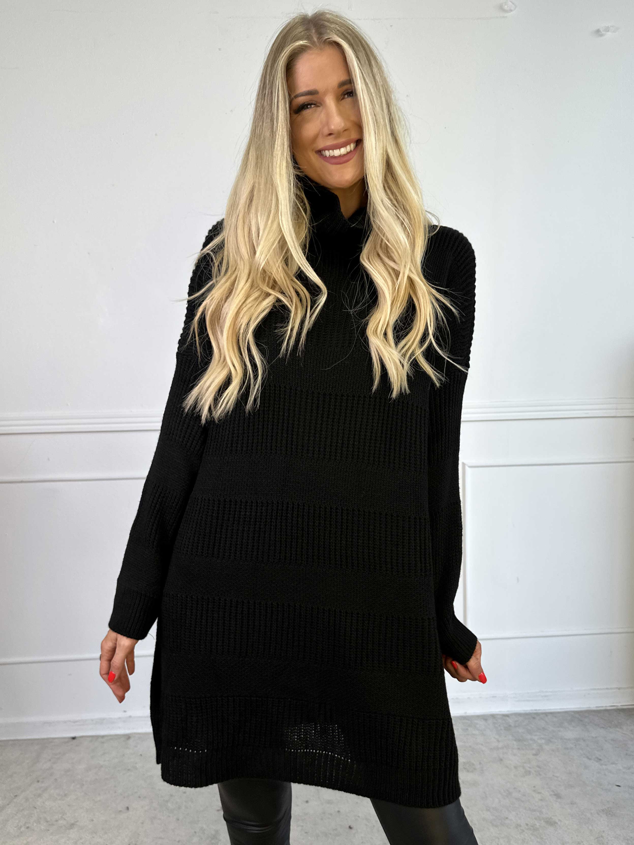 Dagmar - Strikkjole med rullekrave