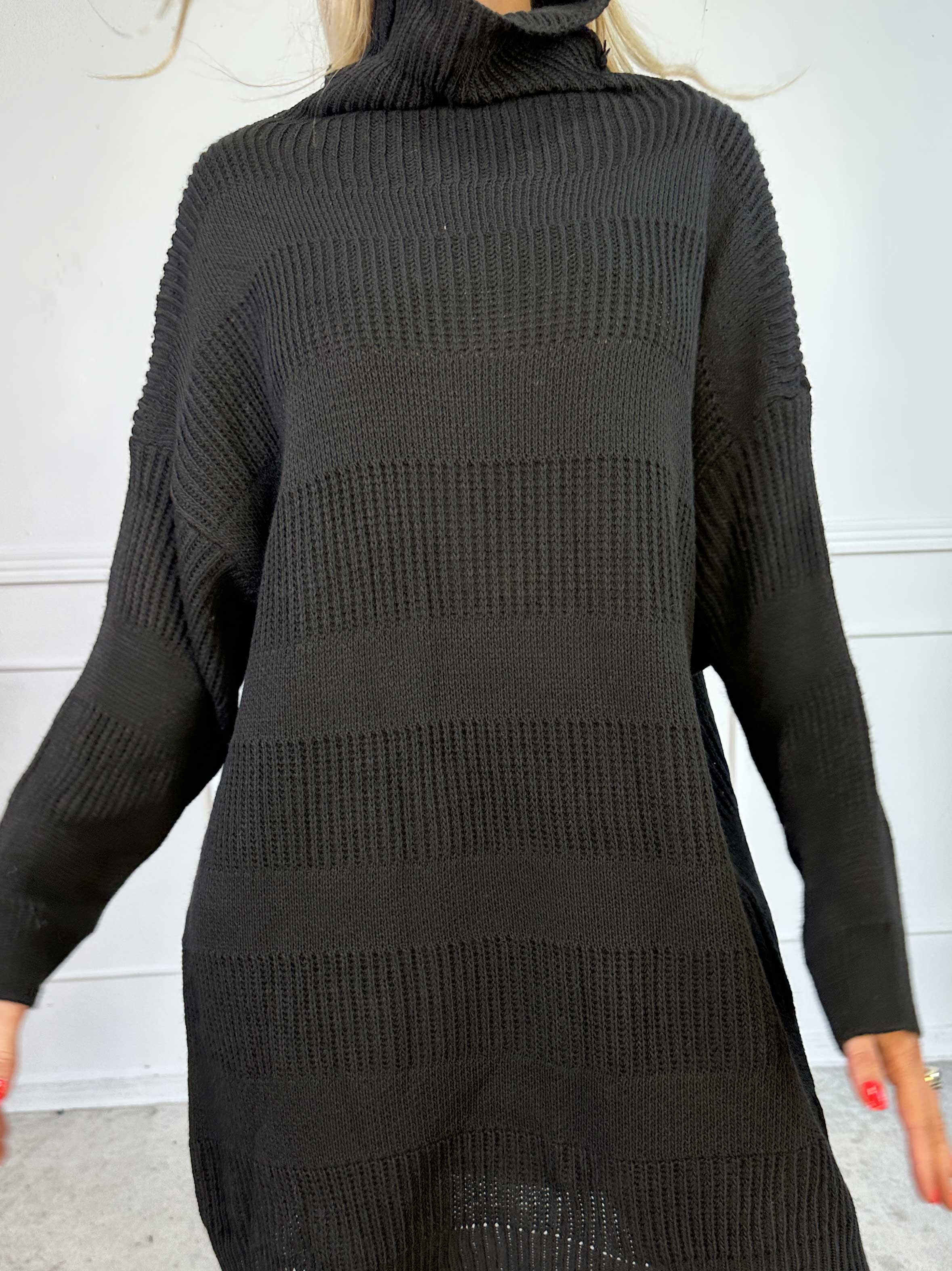 Dagmar - Strikkjole med rullekrave