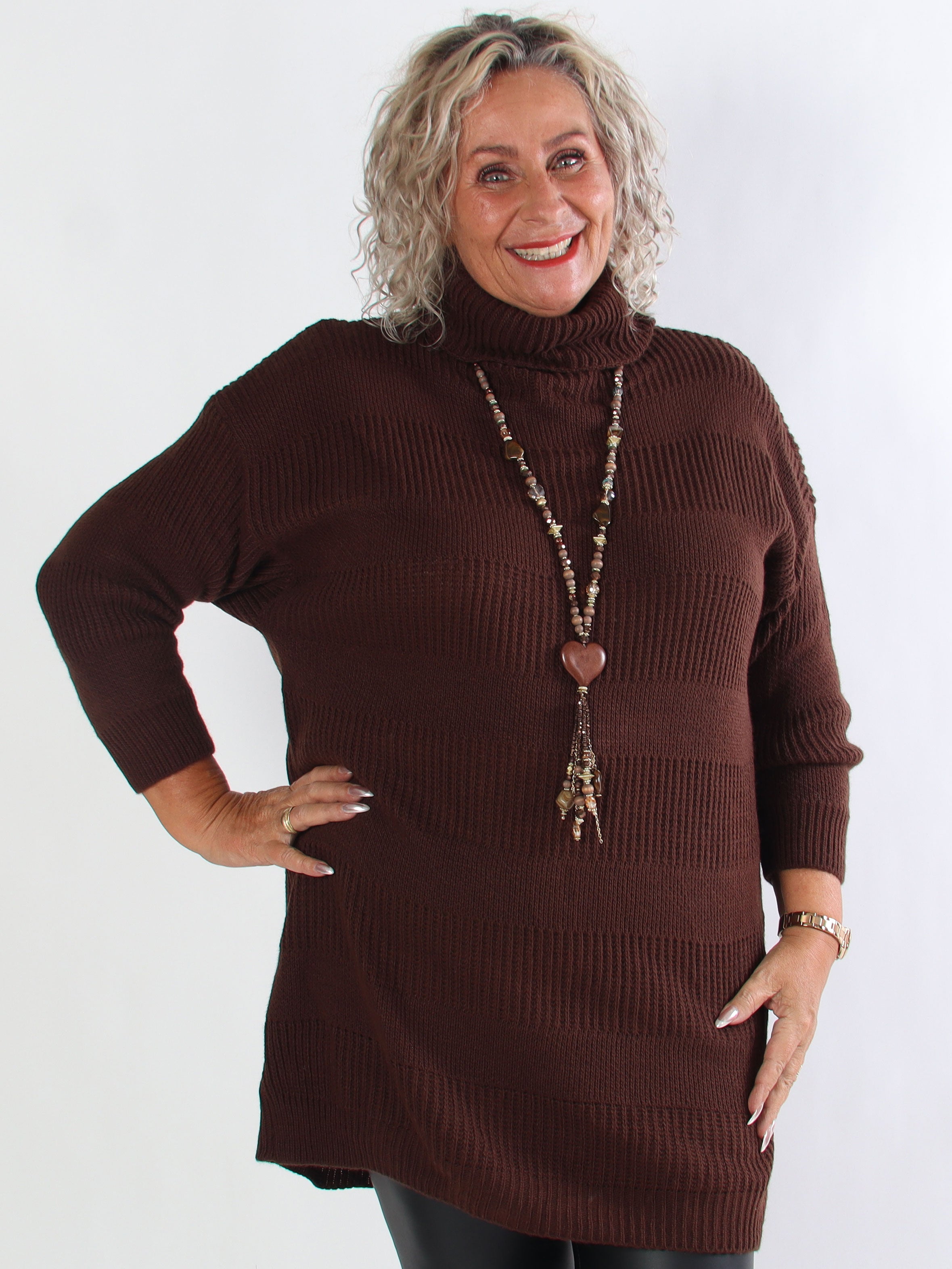 Dagmar - Plus size strikkjole med rullekrave