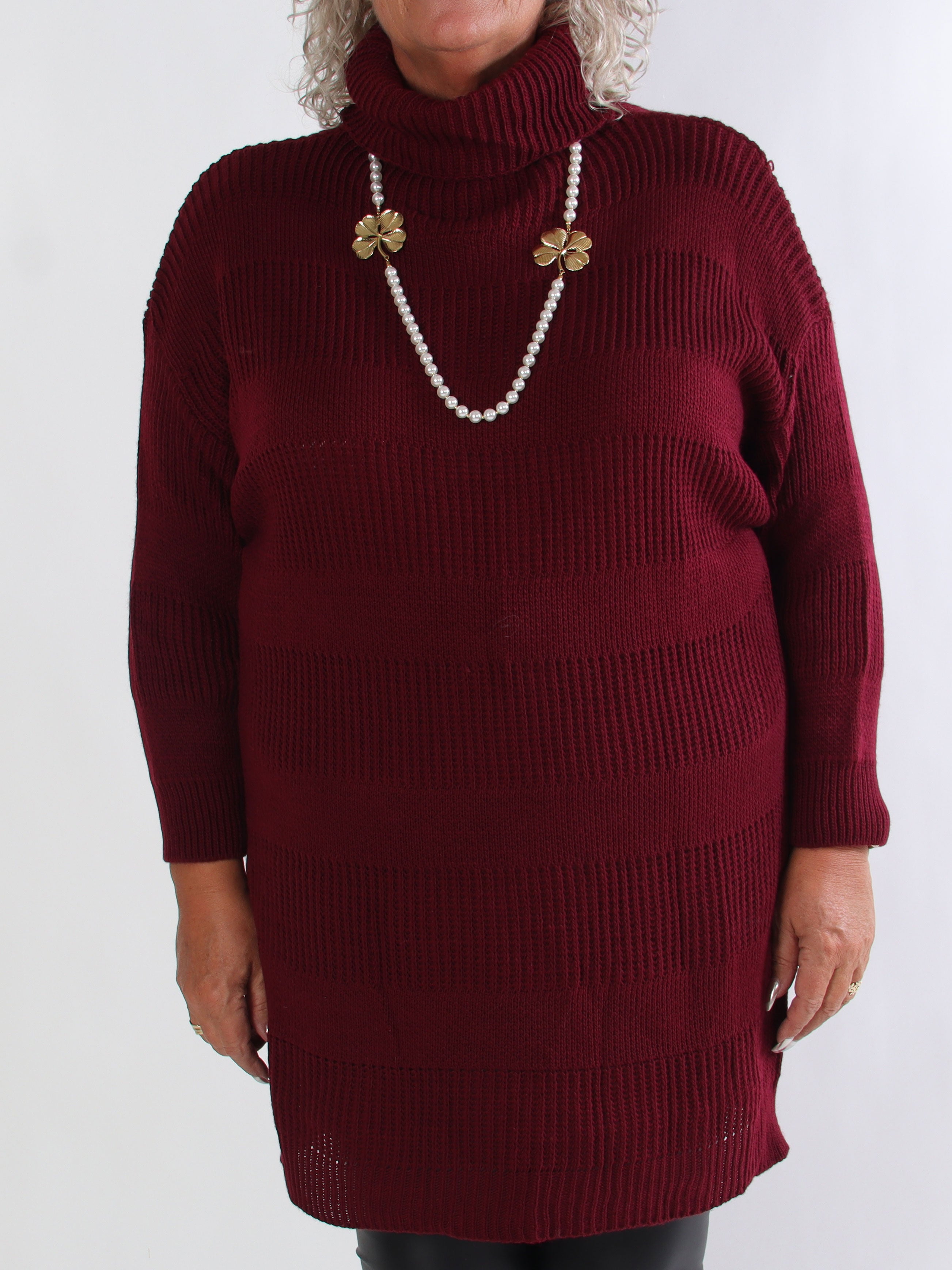 Dagmar - Plus size strikkjole med rullekrave