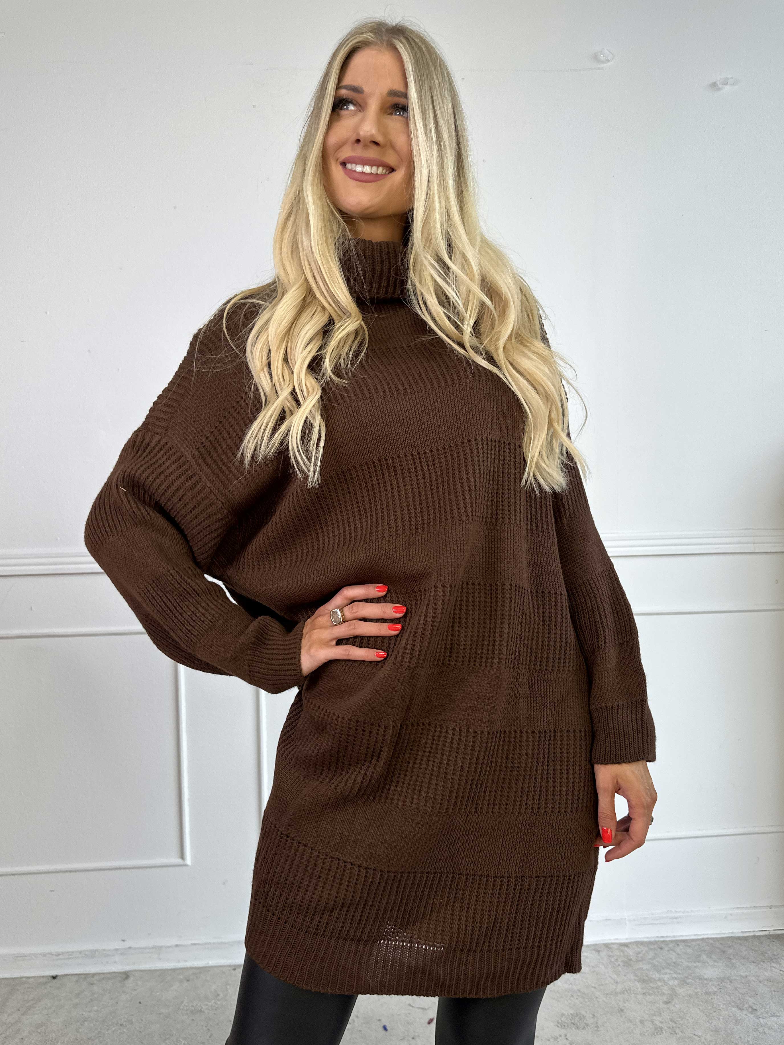 Dagmar - Strikkjole med rullekrave