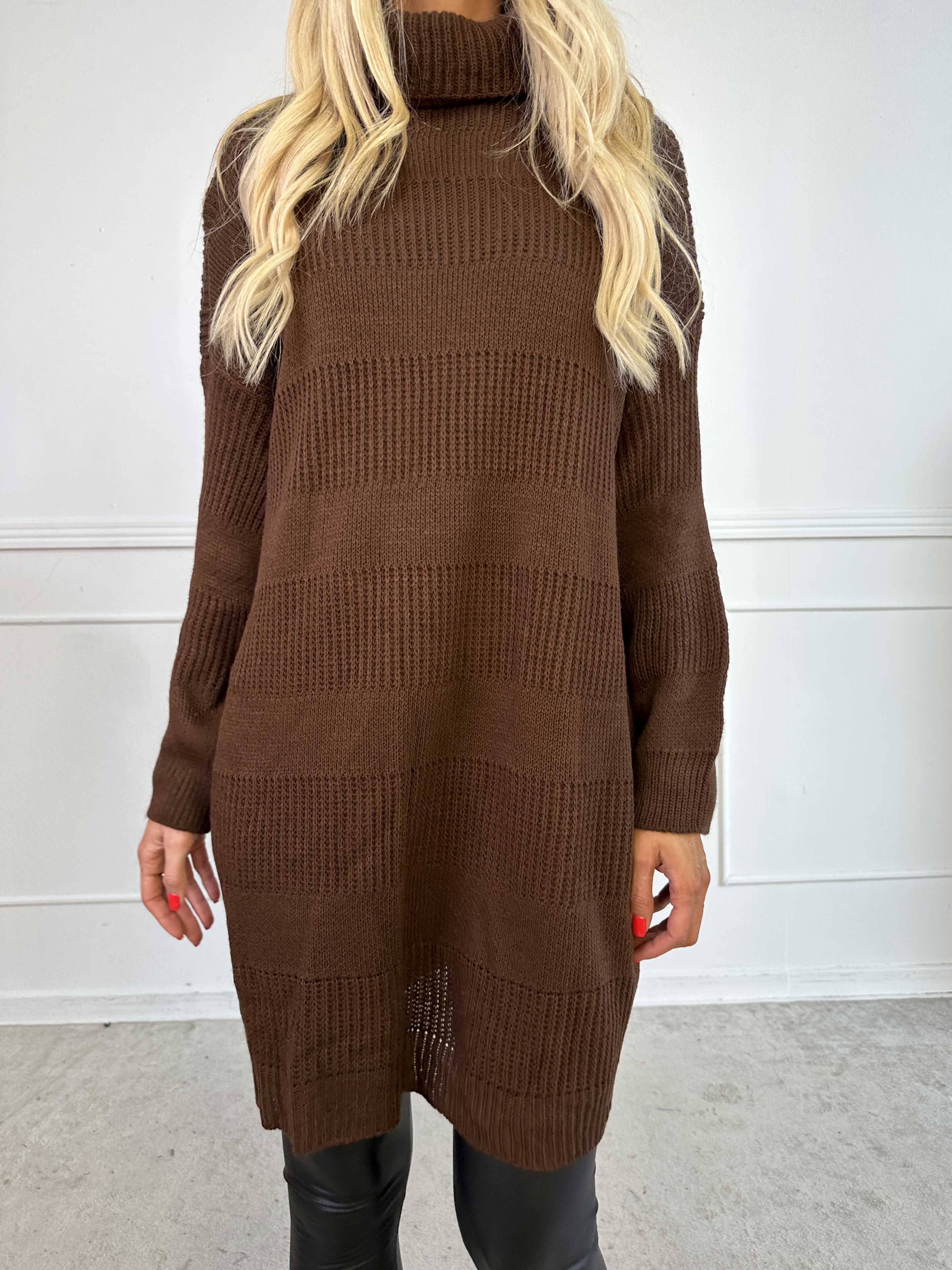 Dagmar - Strikkjole med rullekrave