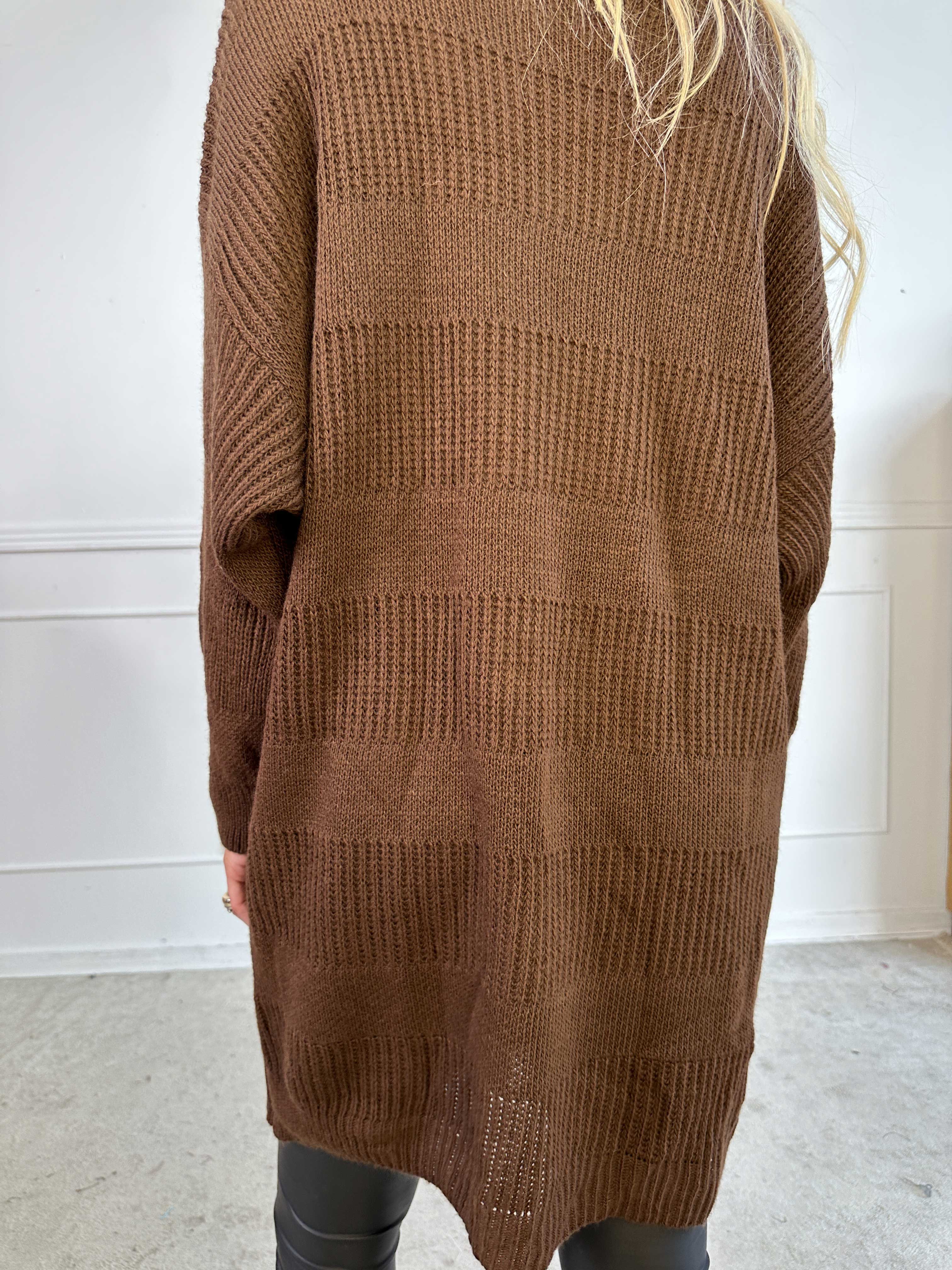 Dagmar - Strikkjole med rullekrave