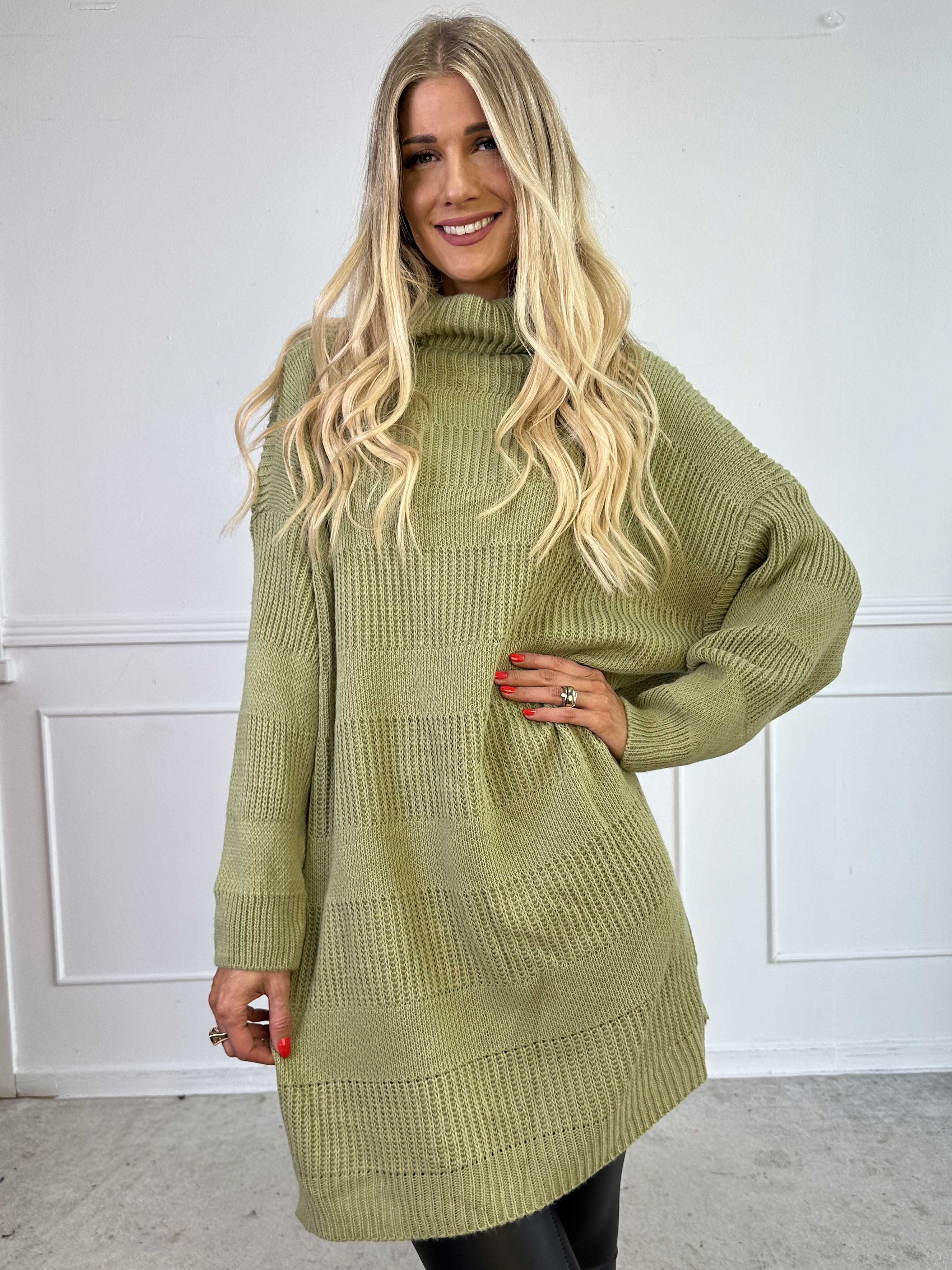 Dagmar - Strikkjole med rullekrave