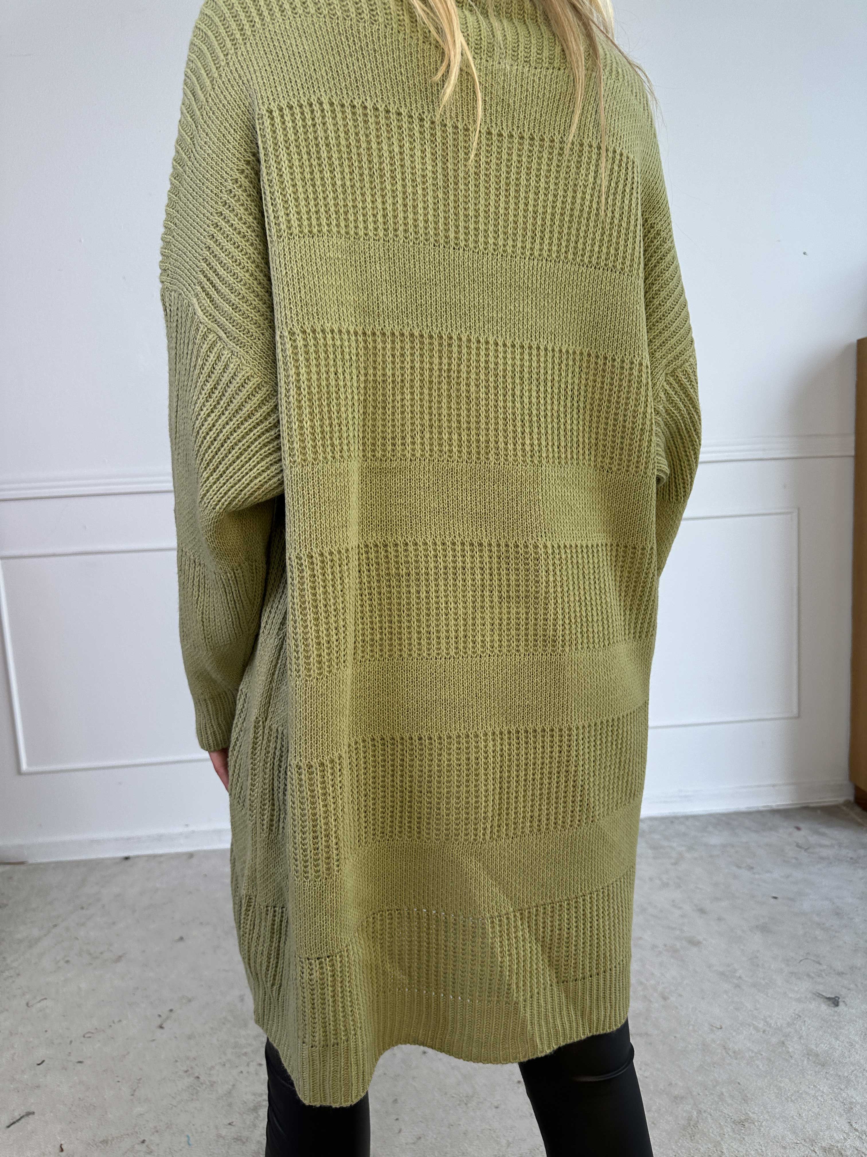 Dagmar - Strikkjole med rullekrave