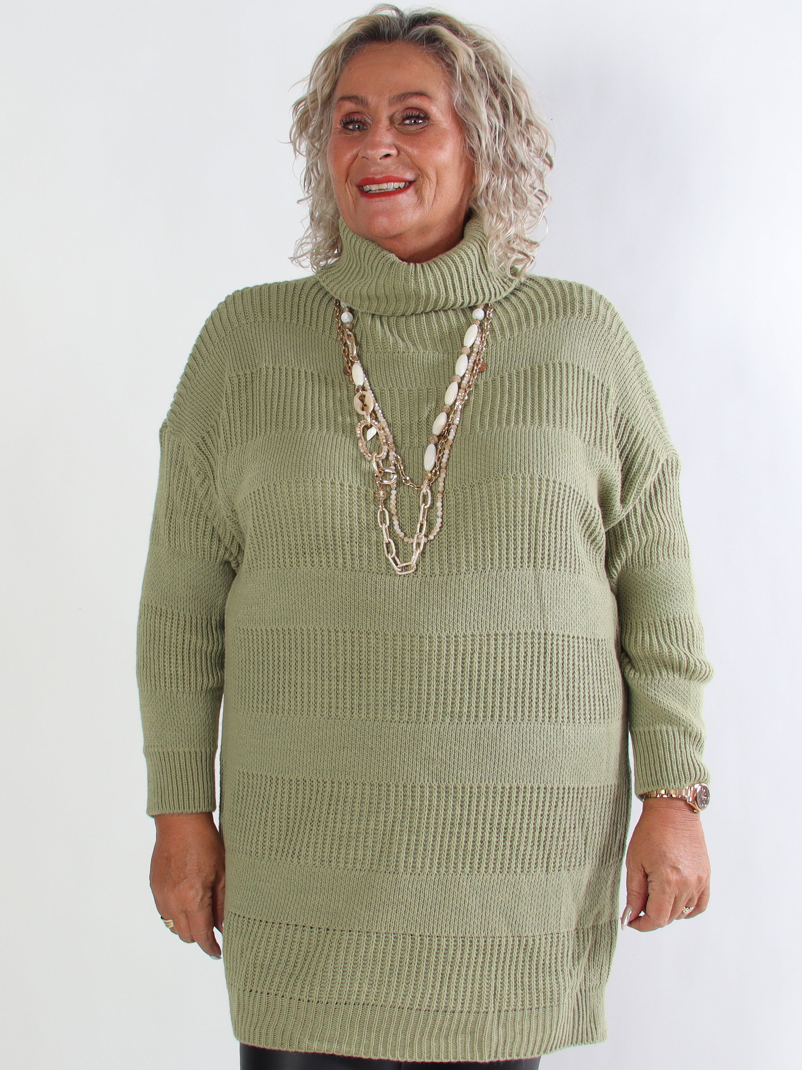 Dagmar - Plus size strikkjole med rullekrave