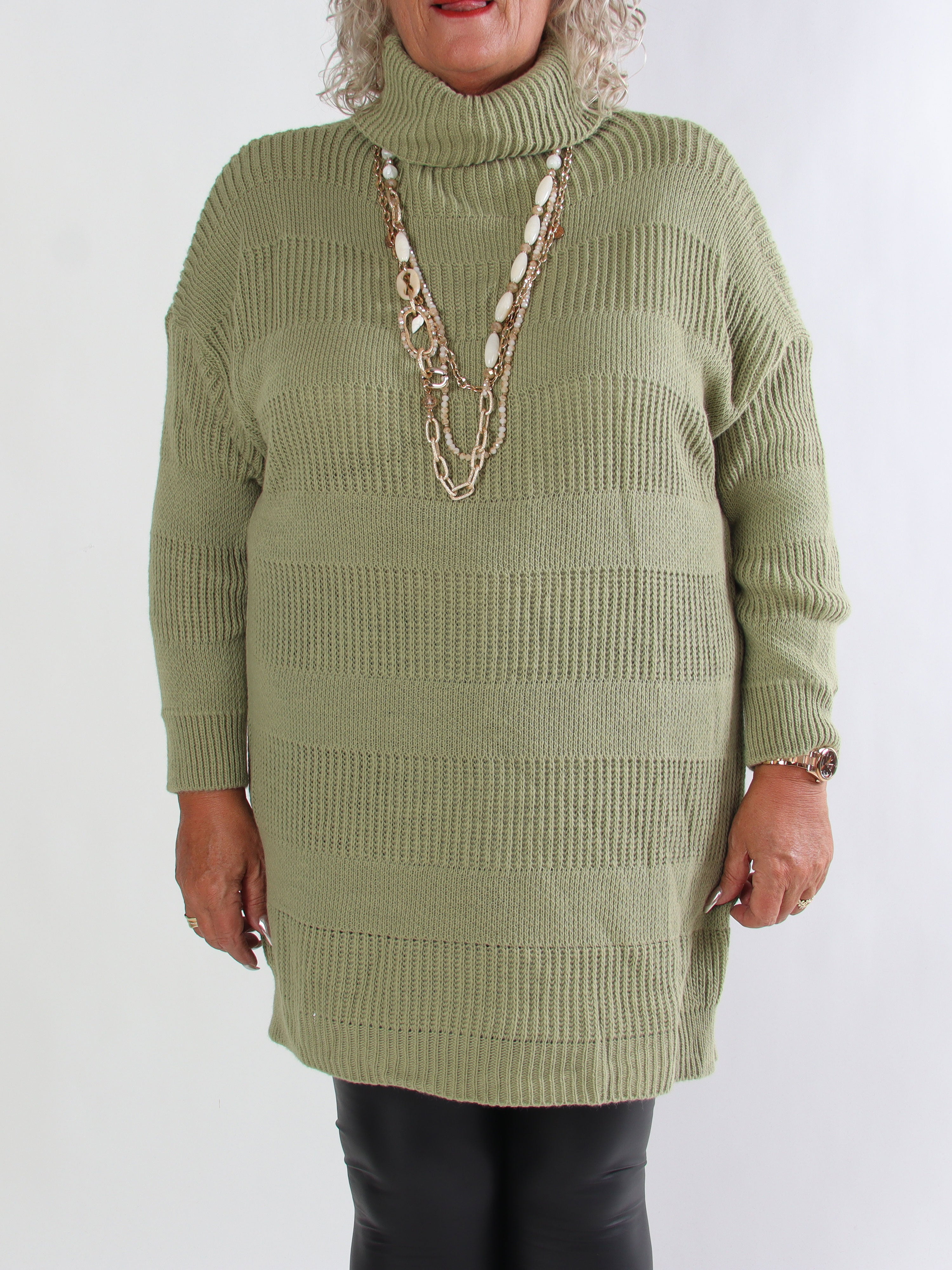 Dagmar - Plus size strikkjole med rullekrave