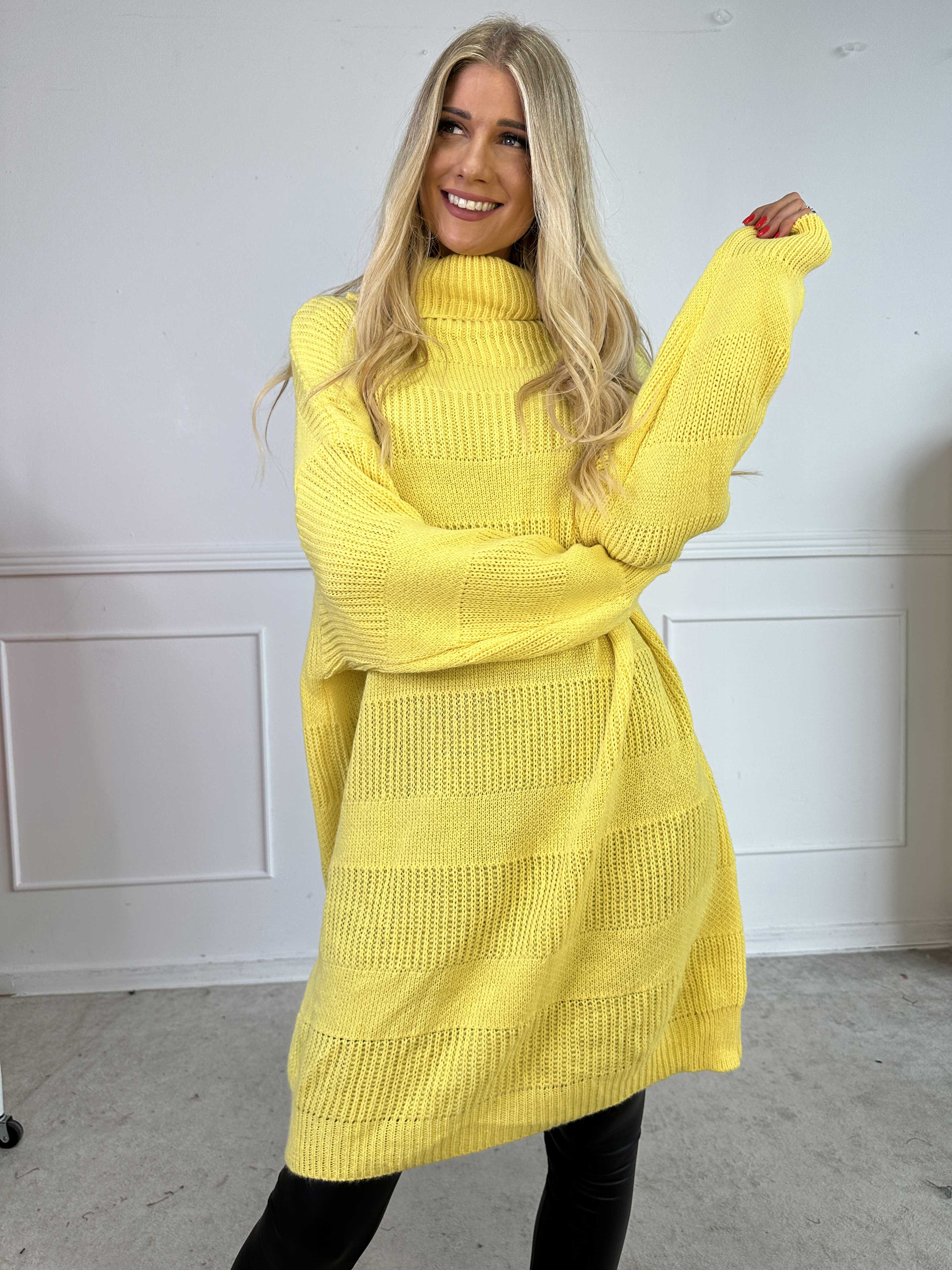 Dagmar - Strikkjole med rullekrave