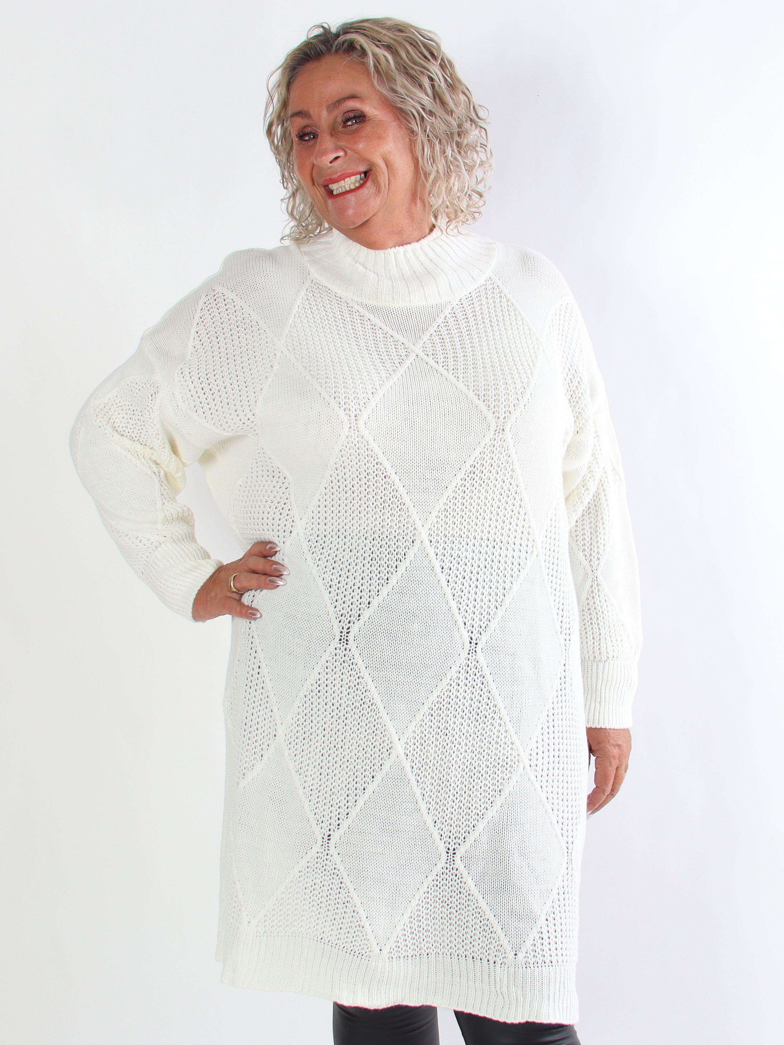 Dagmar - Plus size strikkjole med rullekrave