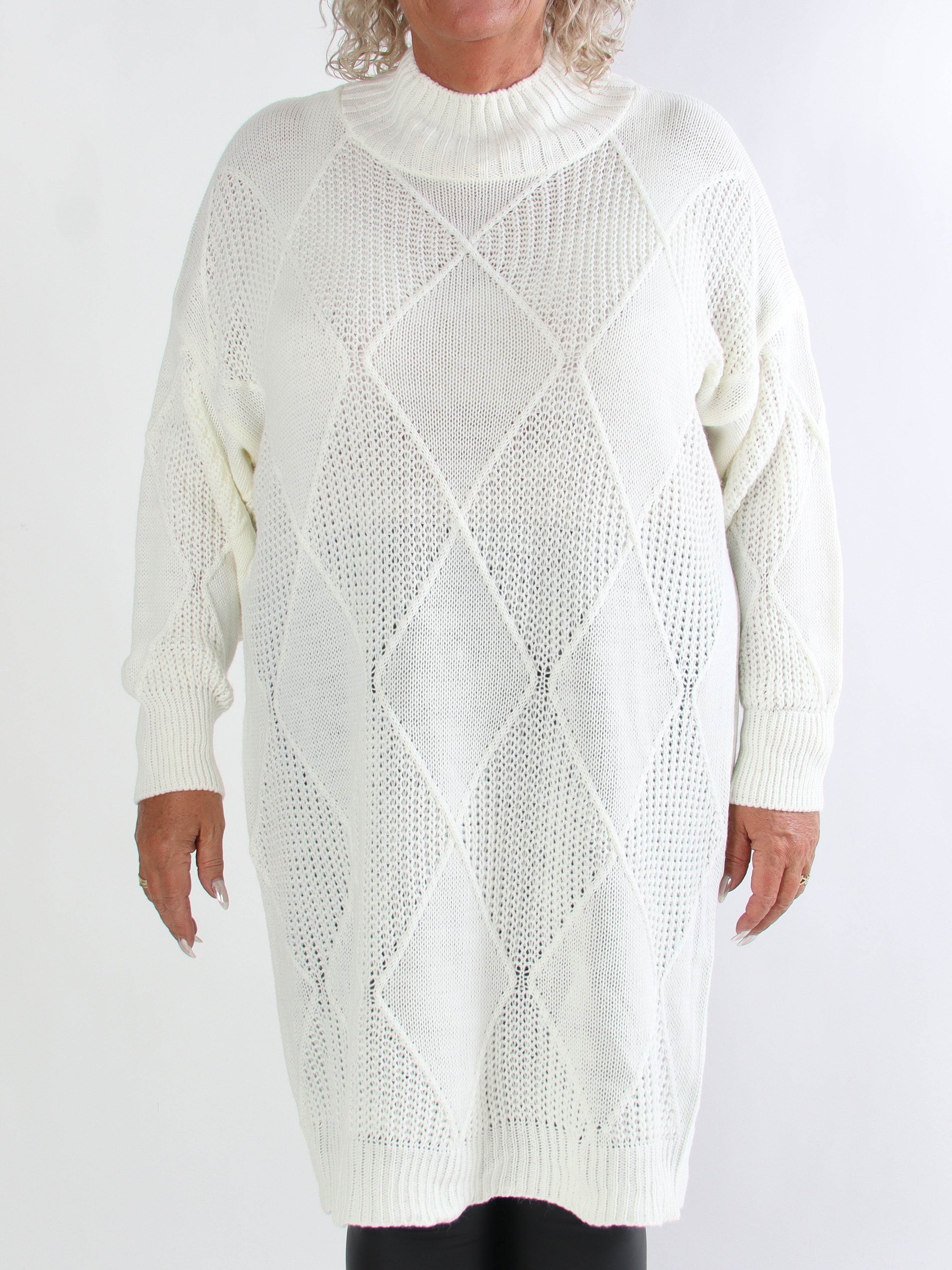 Dagmar - Plus size strikkjole med rullekrave