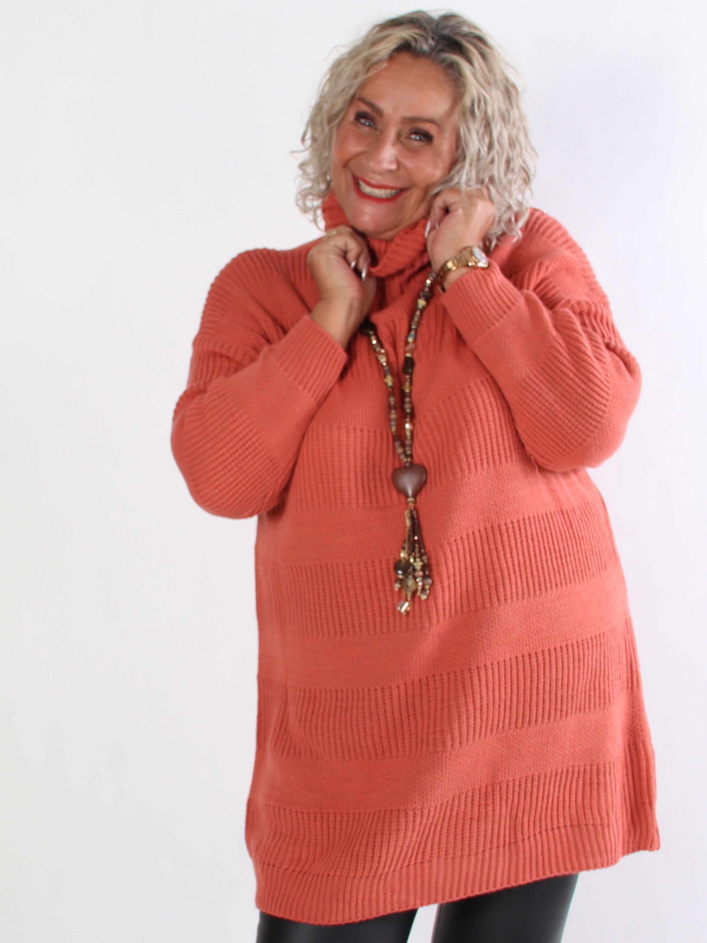 Dagmar - Plus size strikkjole med rullekrave