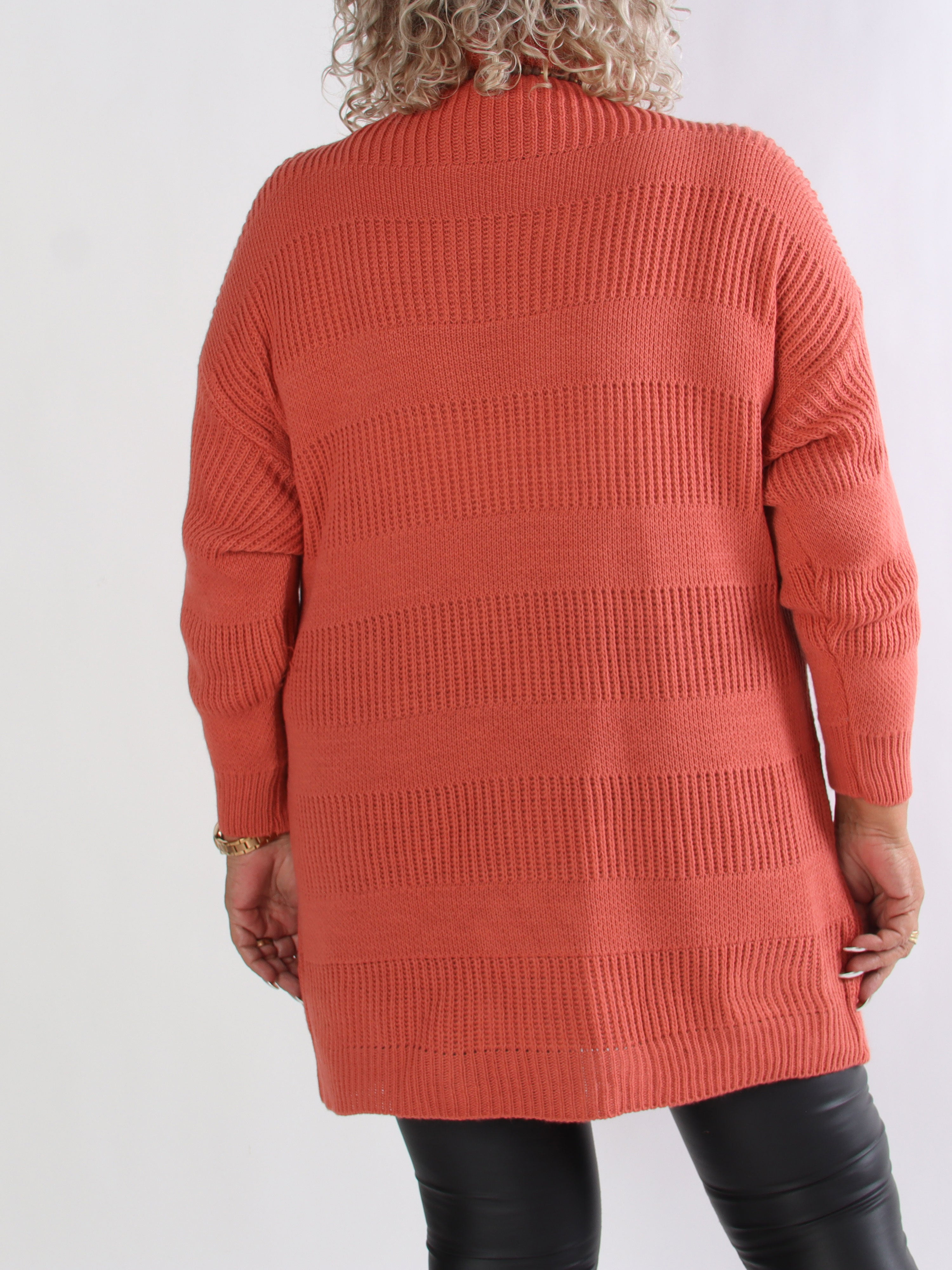 Dagmar - Plus size strikkjole med rullekrave