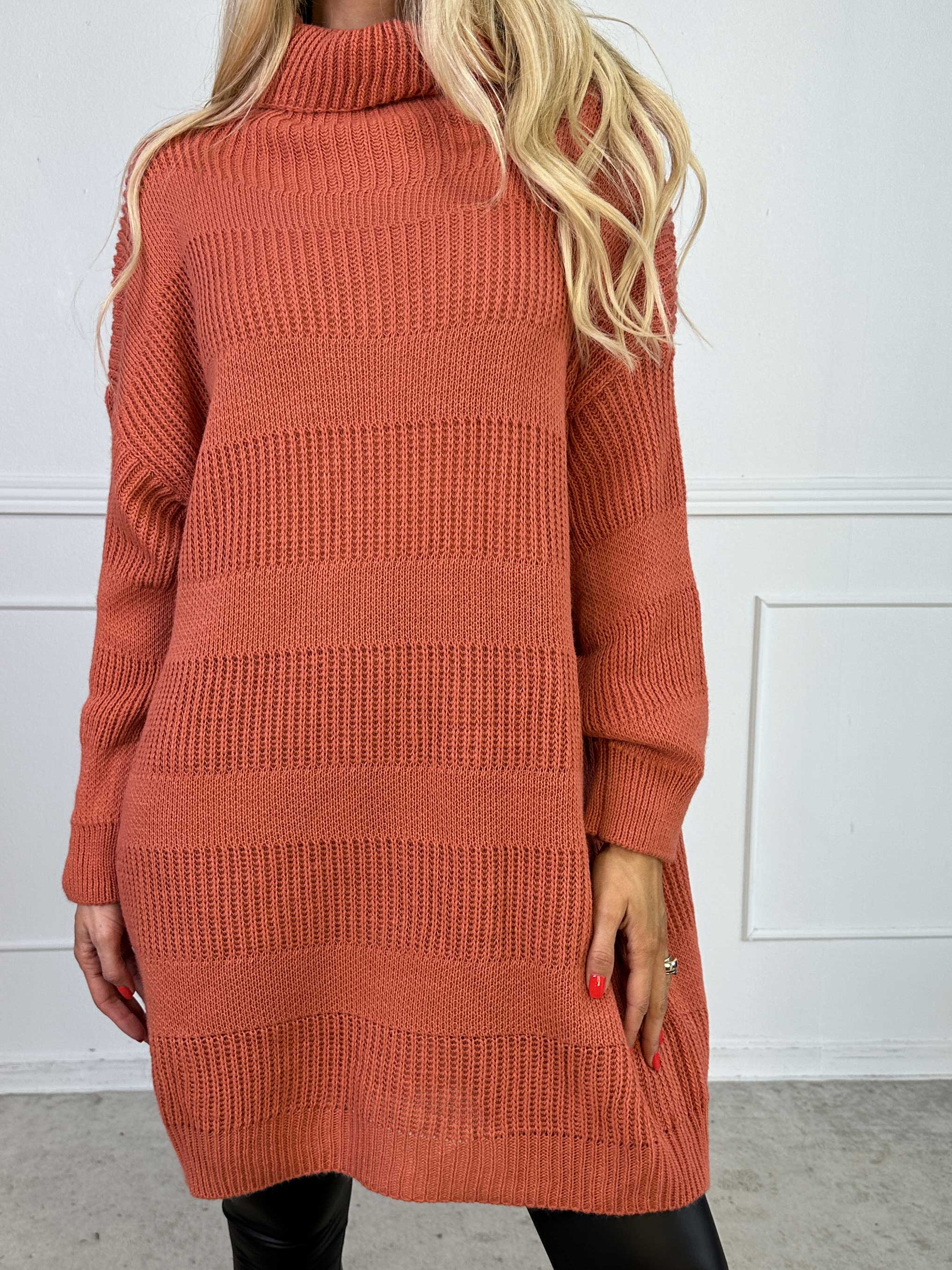 Dagmar - Strikkjole med rullekrave