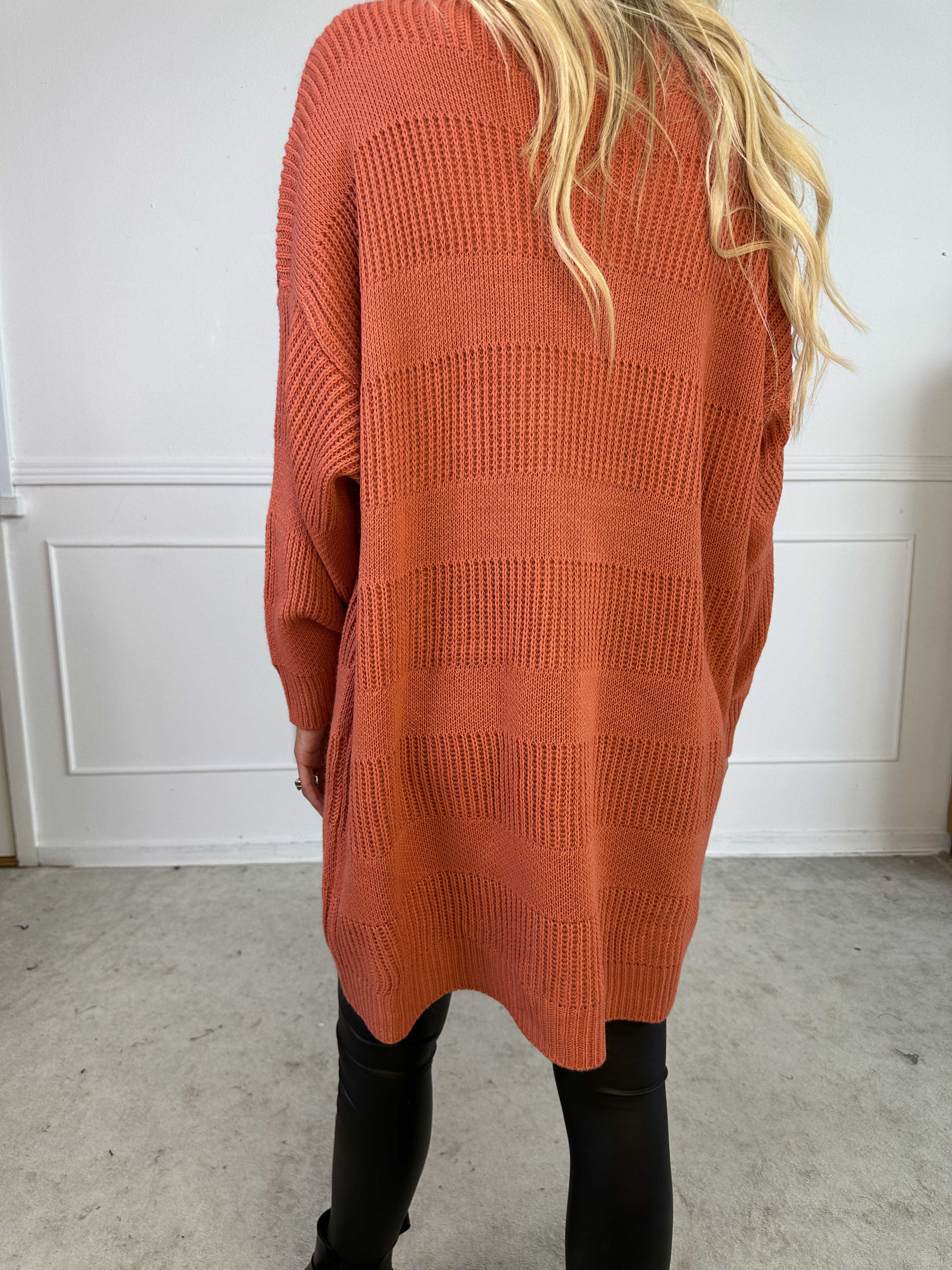 Dagmar - Strikkjole med rullekrave