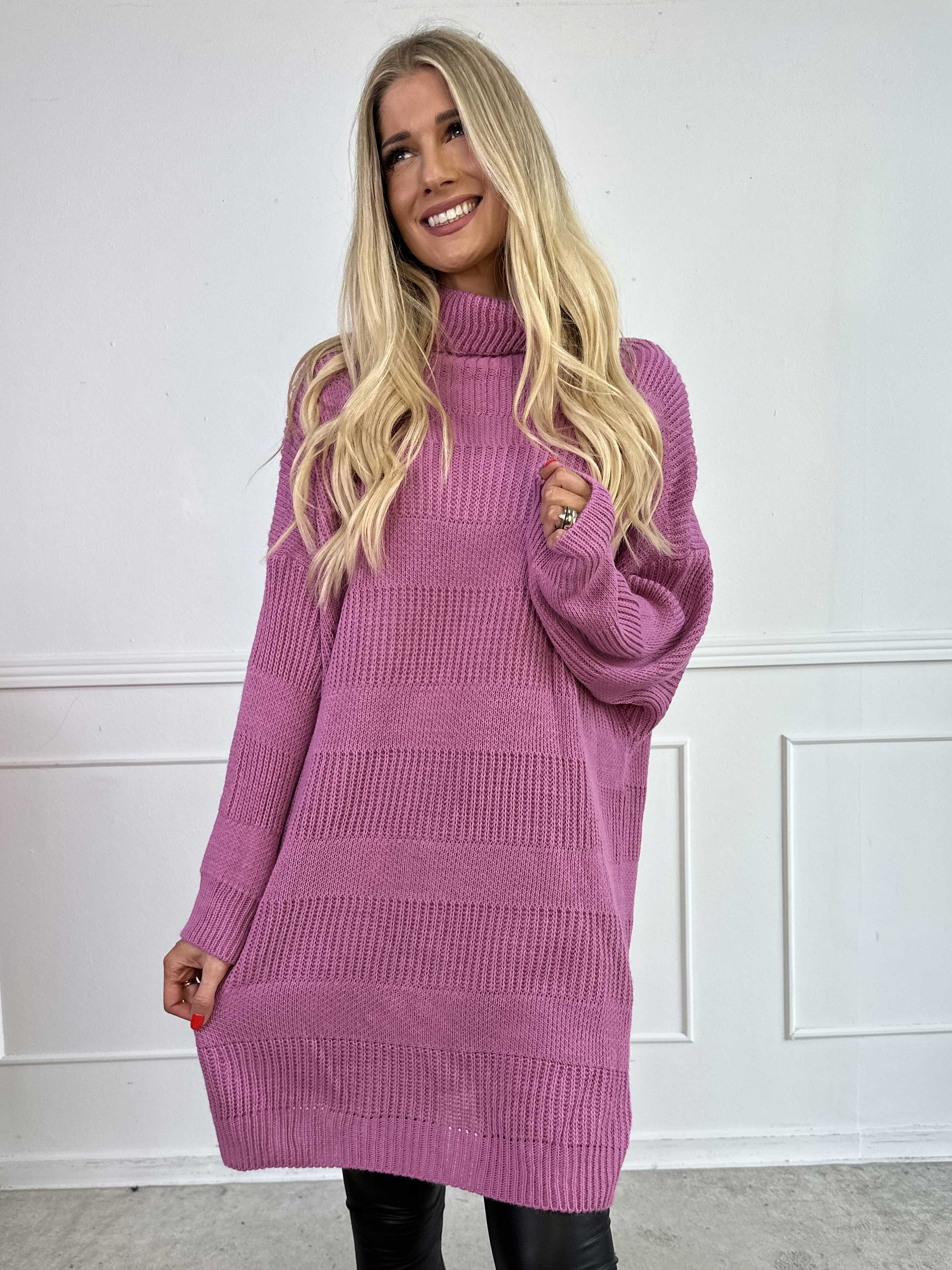 Dagmar - Strikkjole med rullekrave