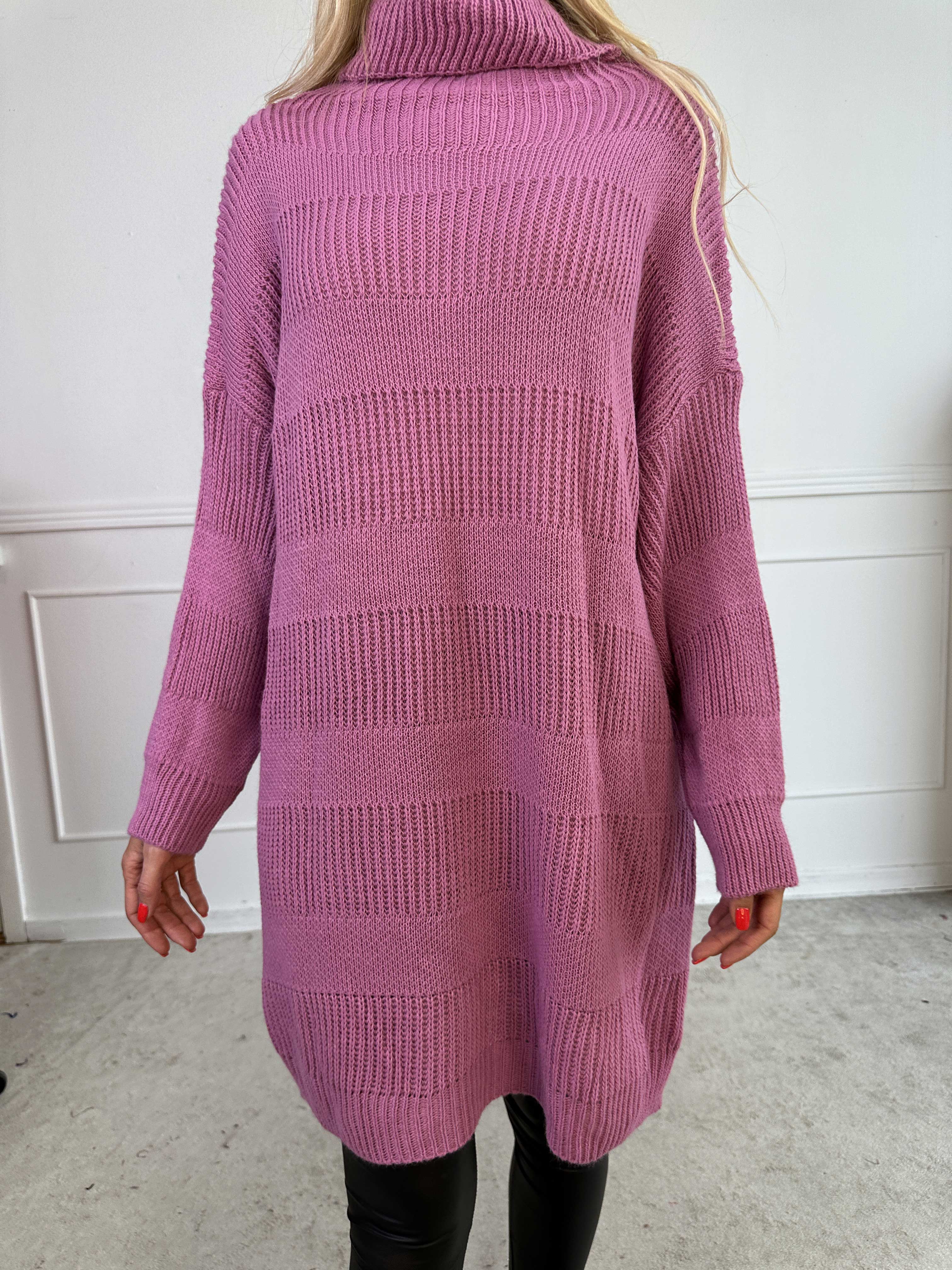 Dagmar - Strikkjole med rullekrave