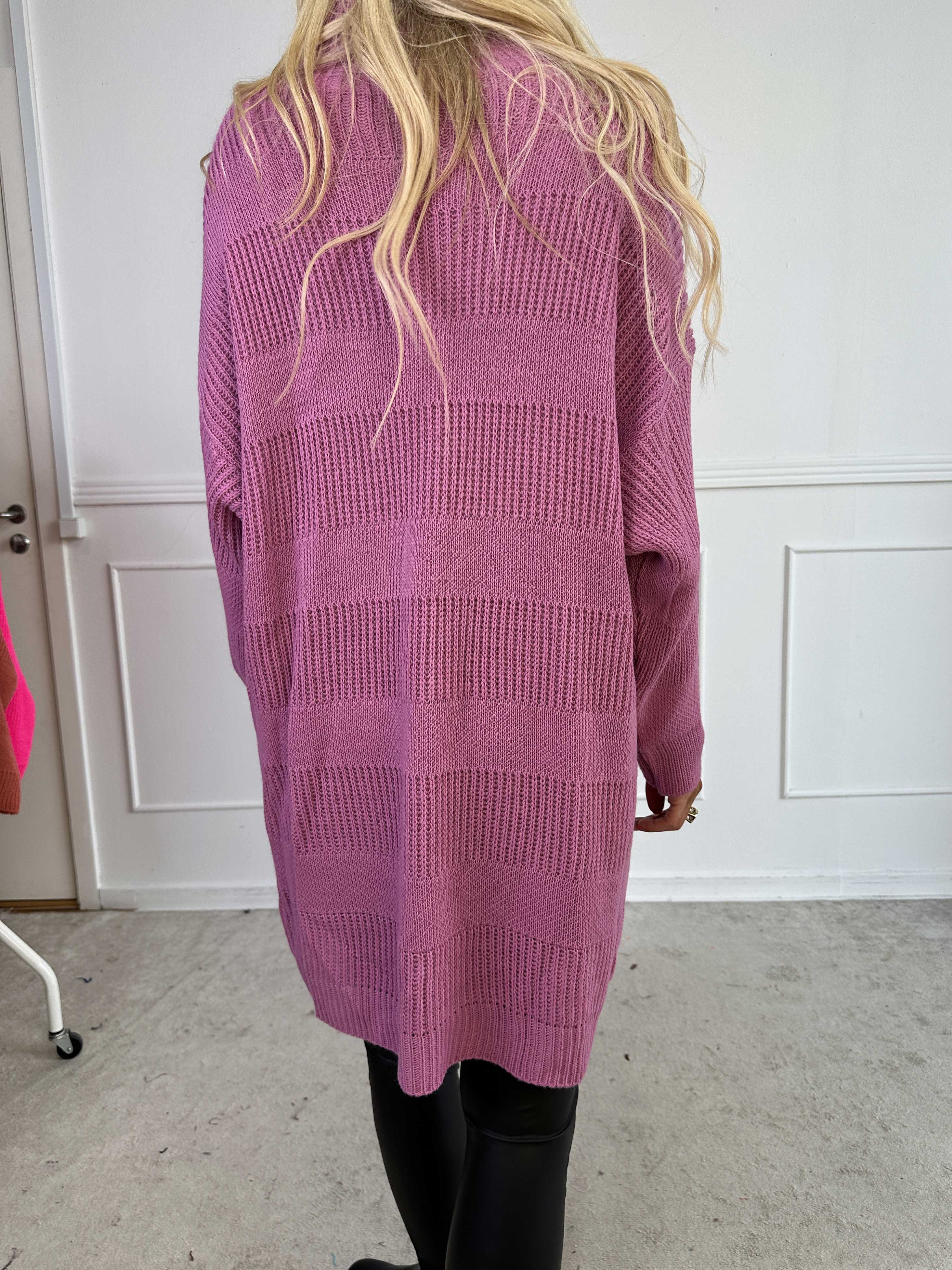 Dagmar - Strikkjole med rullekrave