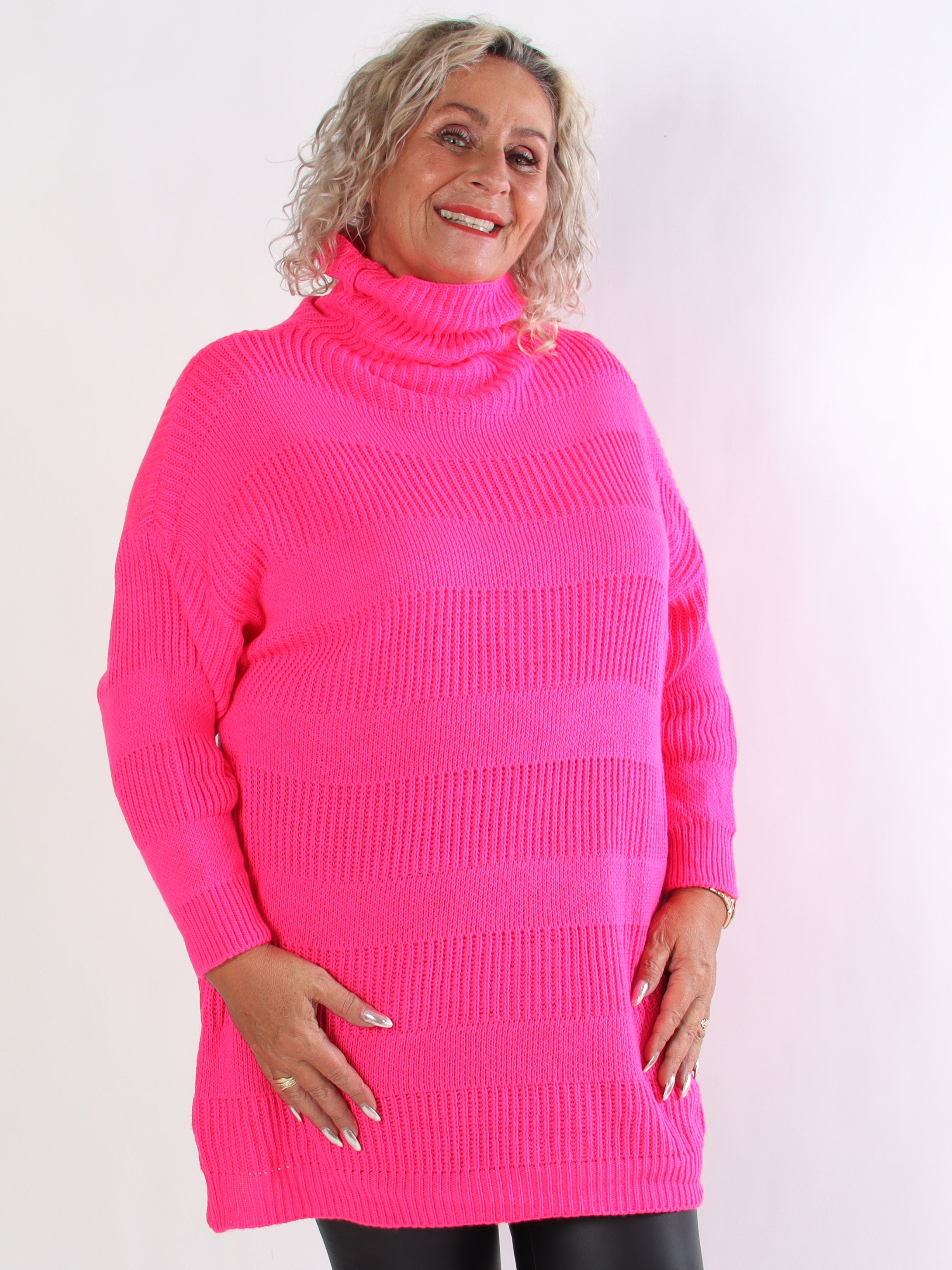 Dagmar - Plus size strikkjole med rullekrave