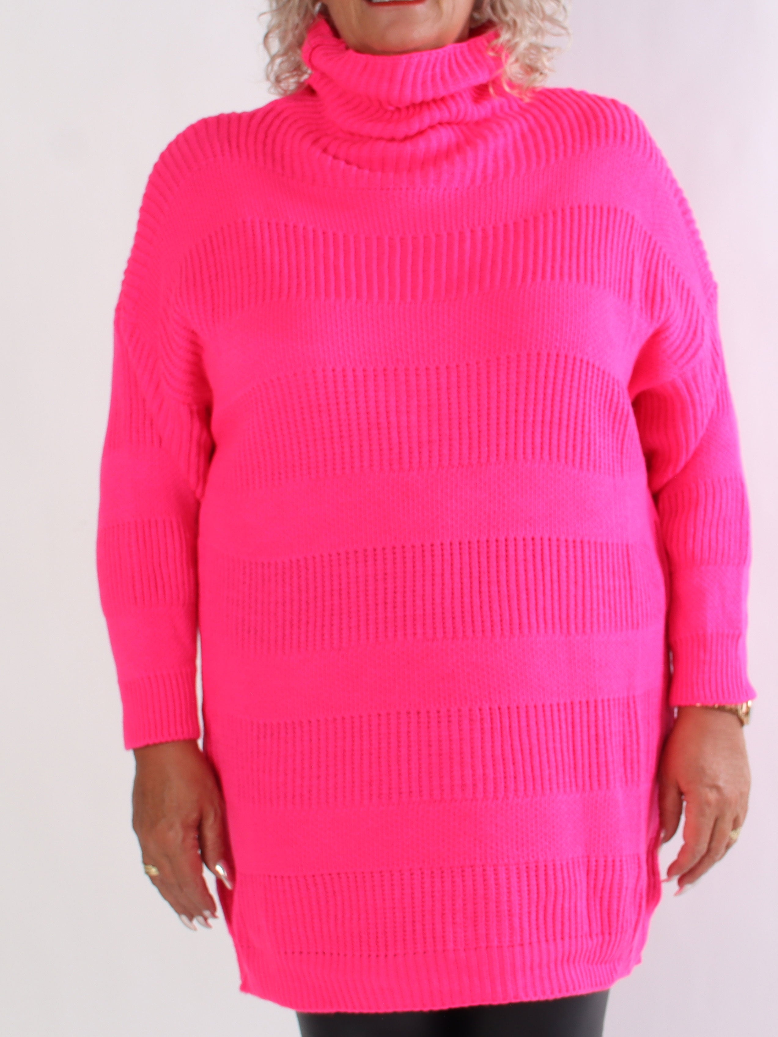 Dagmar - Plus size strikkjole med rullekrave