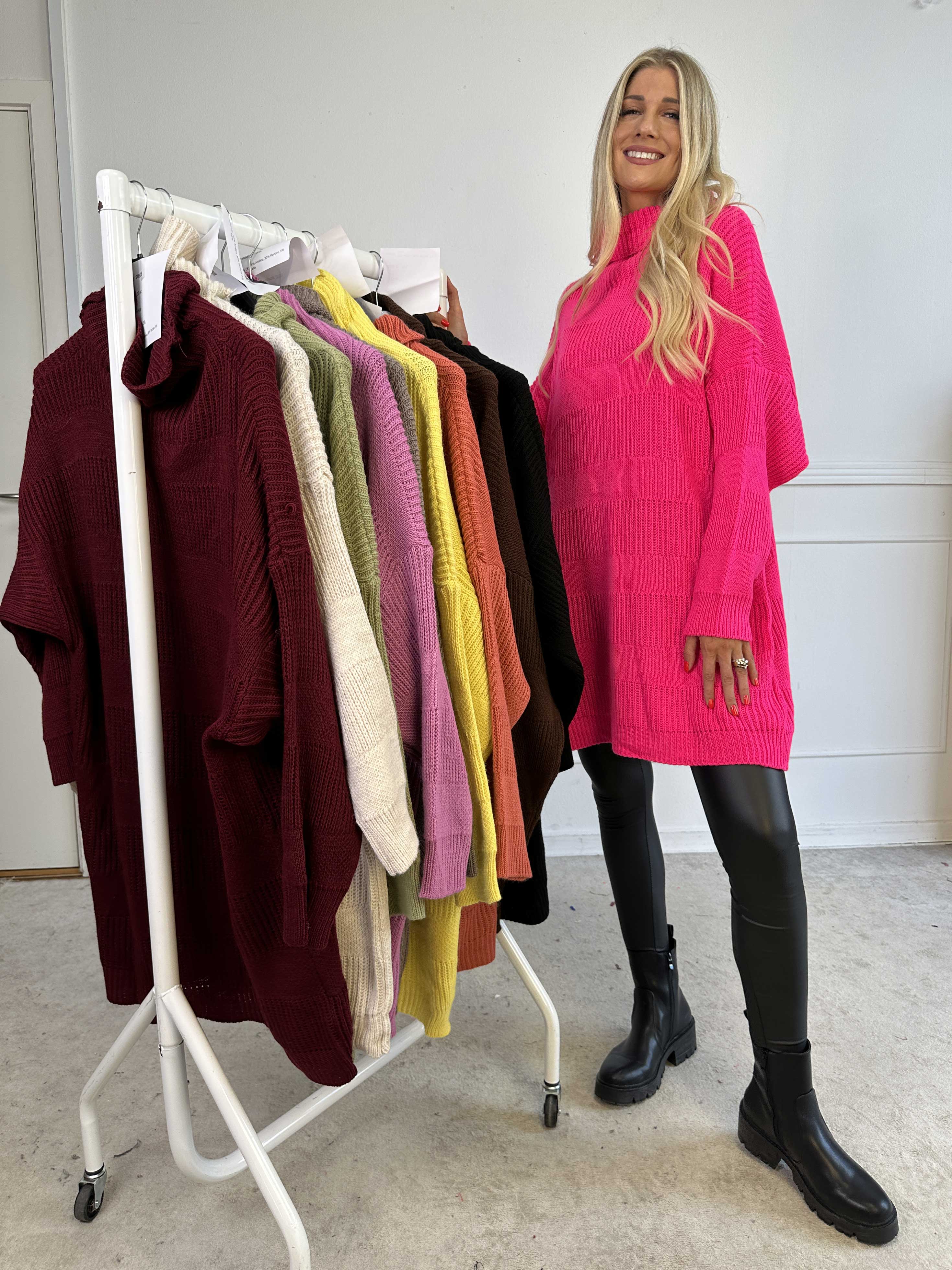 Dagmar - Strikkjole med rullekrave