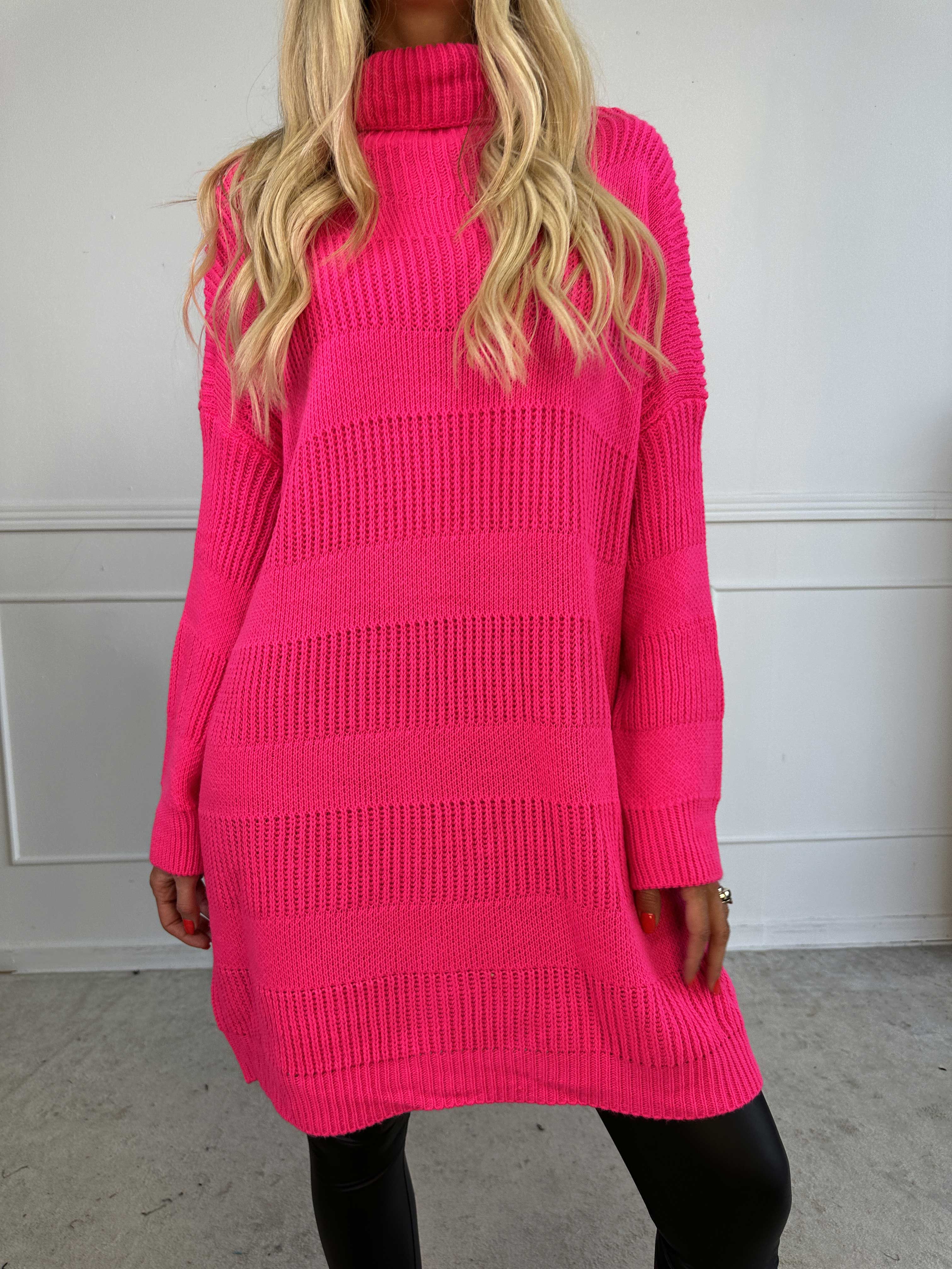 Dagmar - Strikkjole med rullekrave