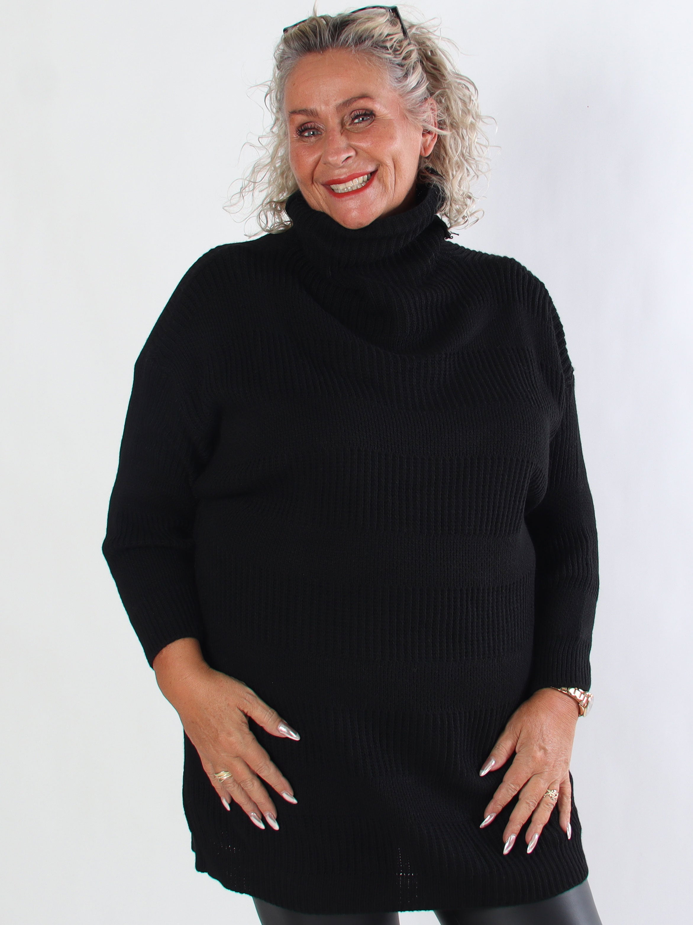 Dagmar - Plus size strikkjole med rullekrave