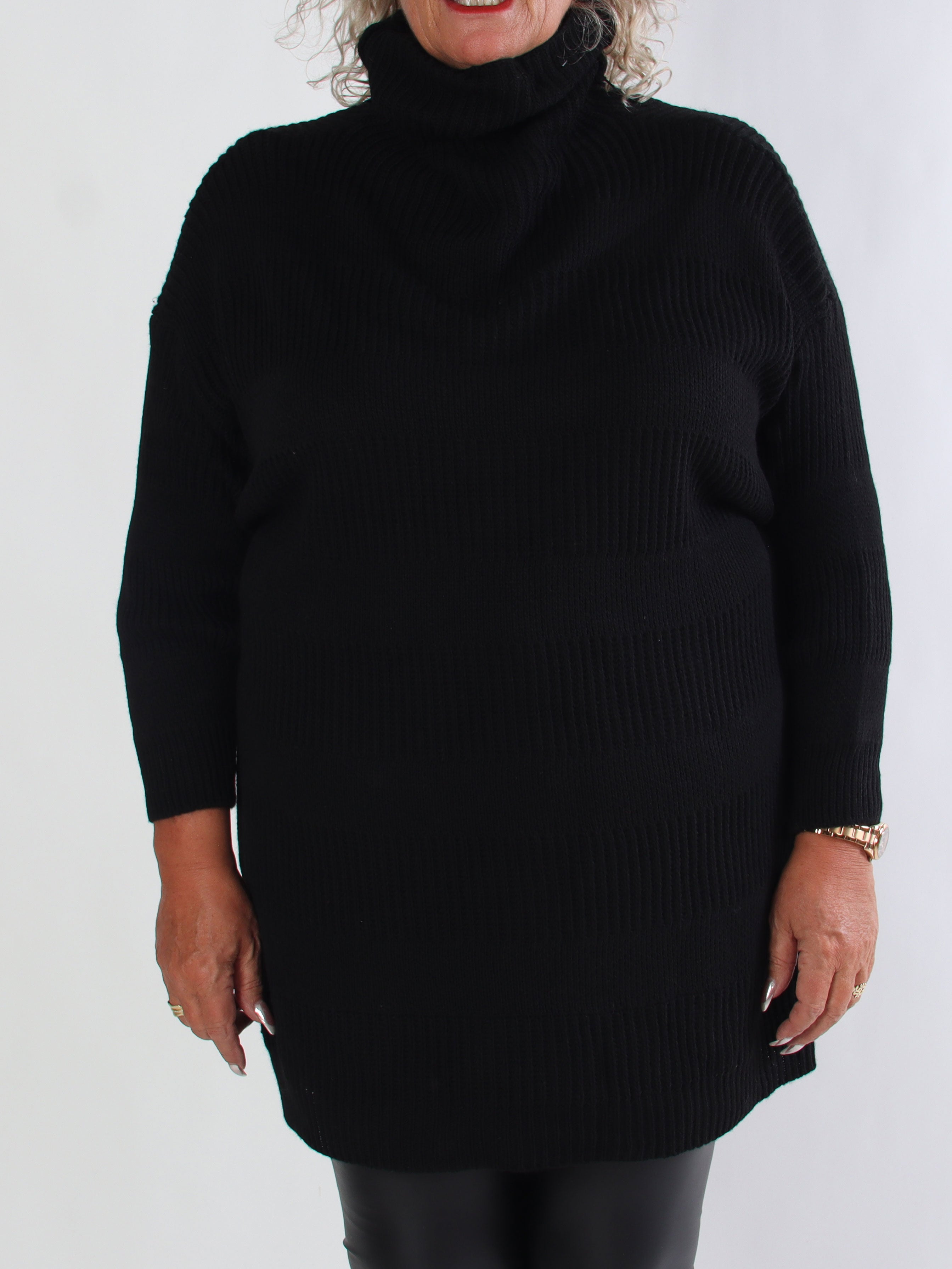 Dagmar - Plus size strikkjole med rullekrave