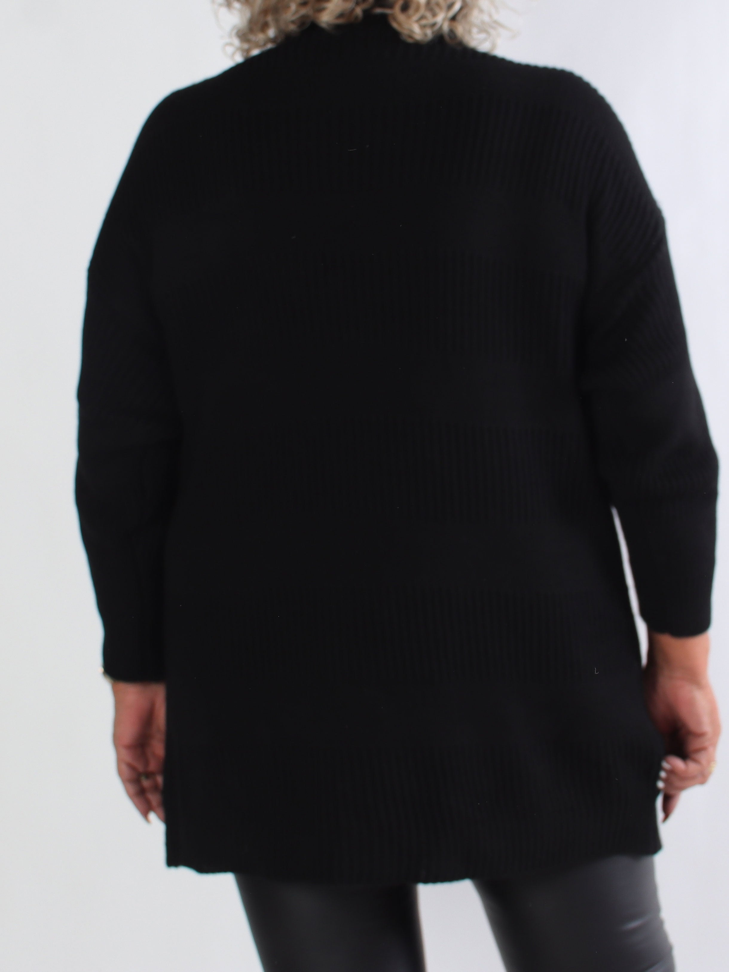 Dagmar - Plus size strikkjole med rullekrave