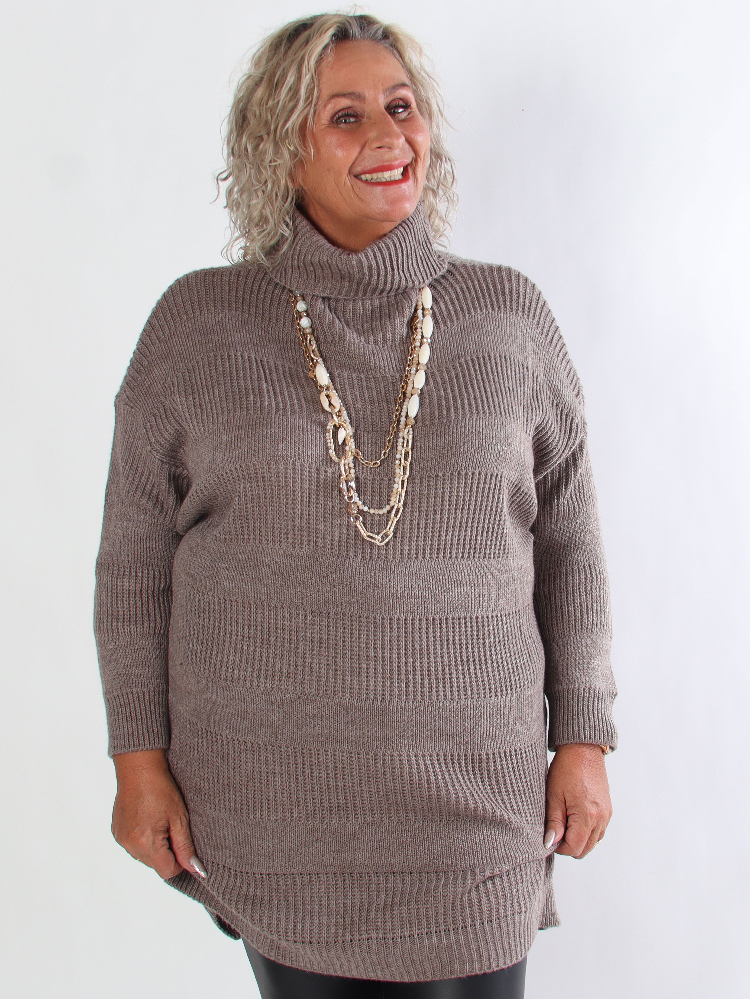 Dagmar - Plus size strikkjole med rullekrave