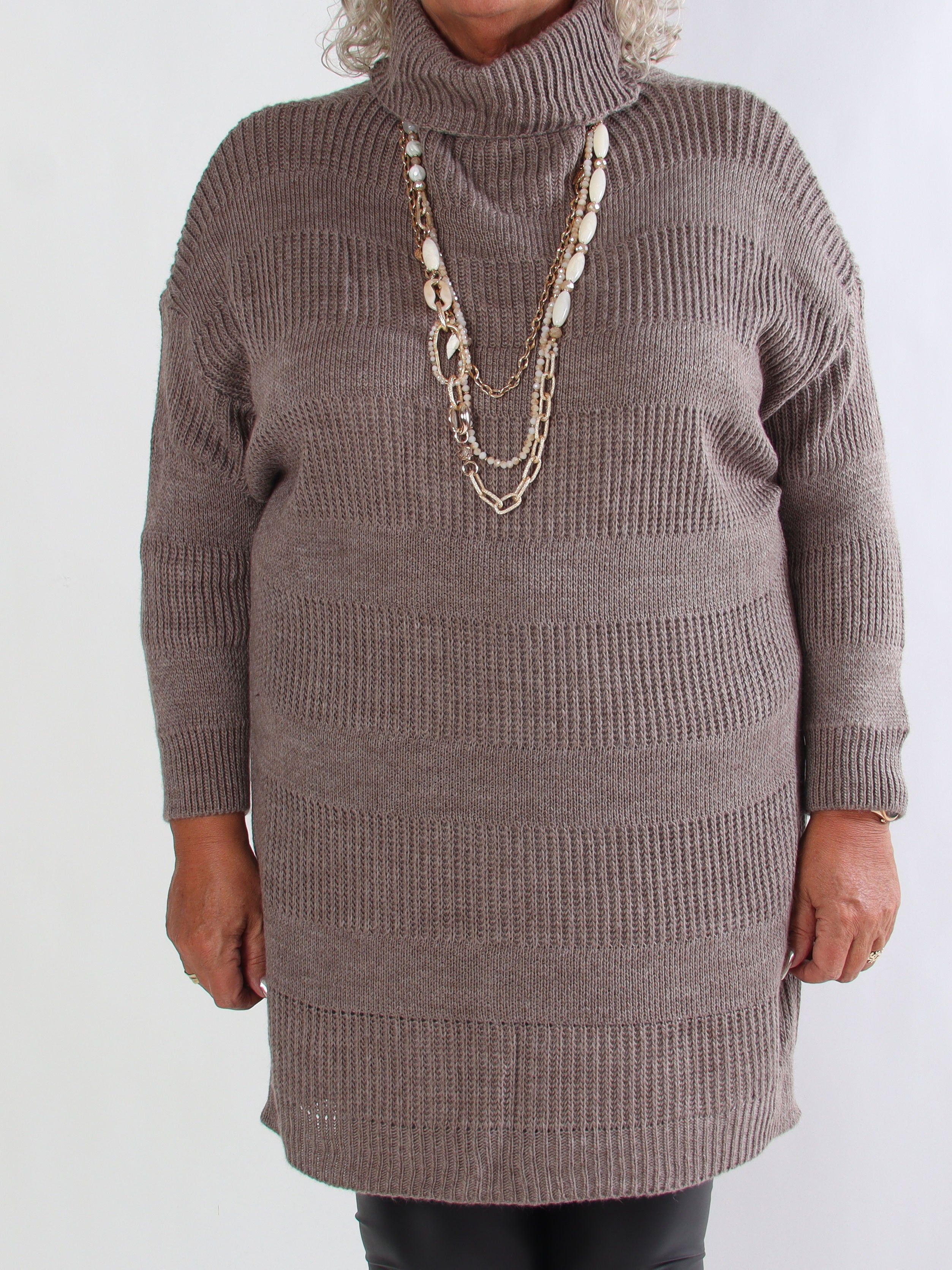 Dagmar - Plus size strikkjole med rullekrave