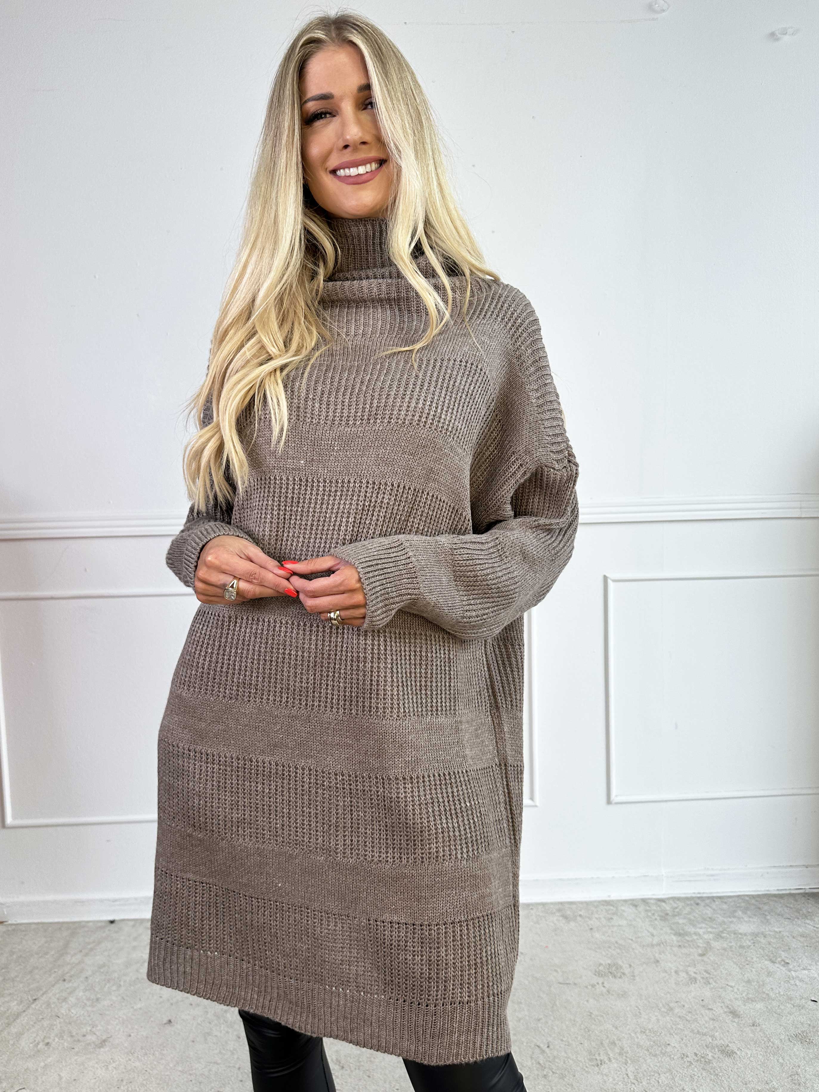 Dagmar - Strikkjole med rullekrave