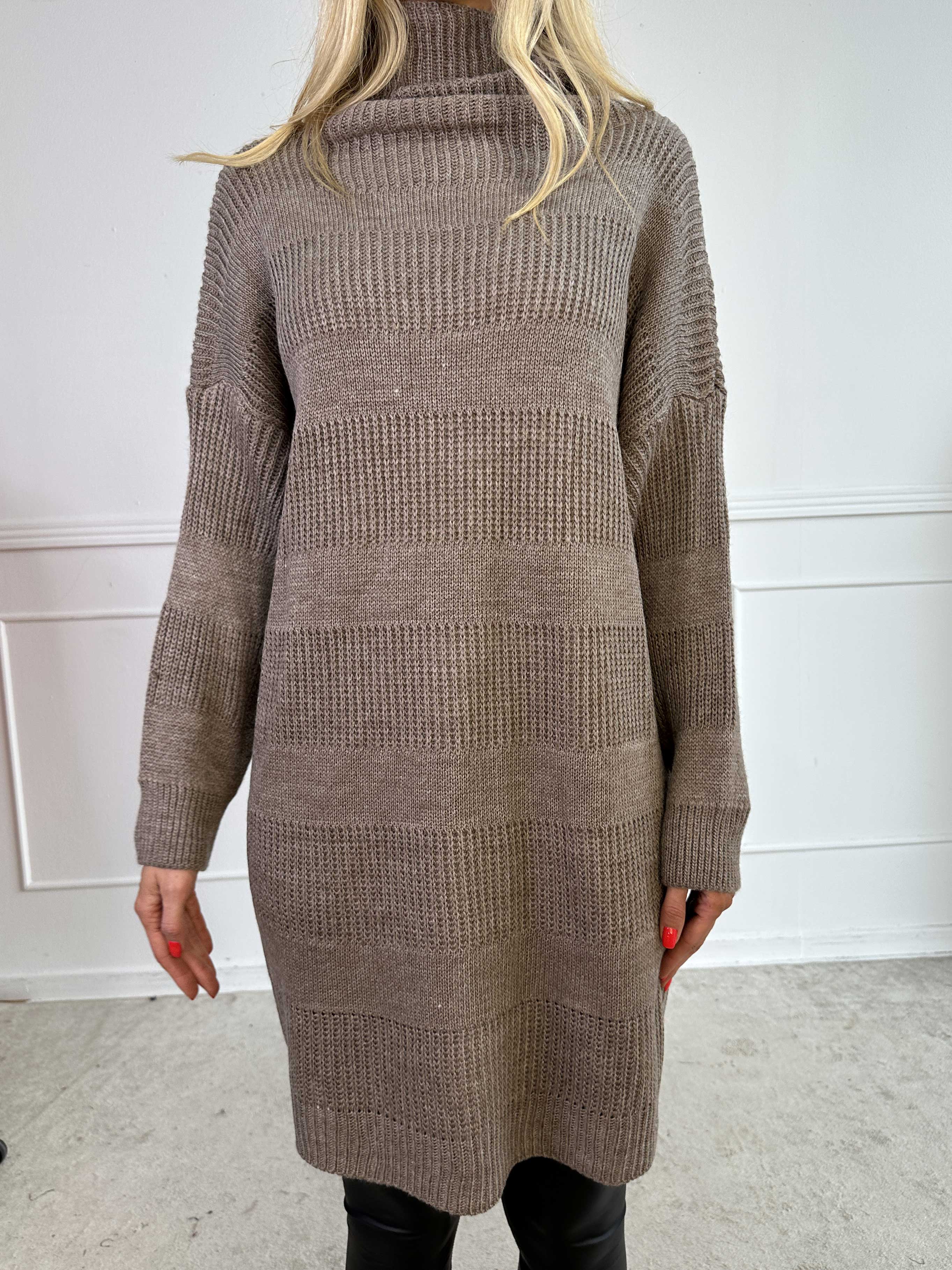 Dagmar - Strikkjole med rullekrave