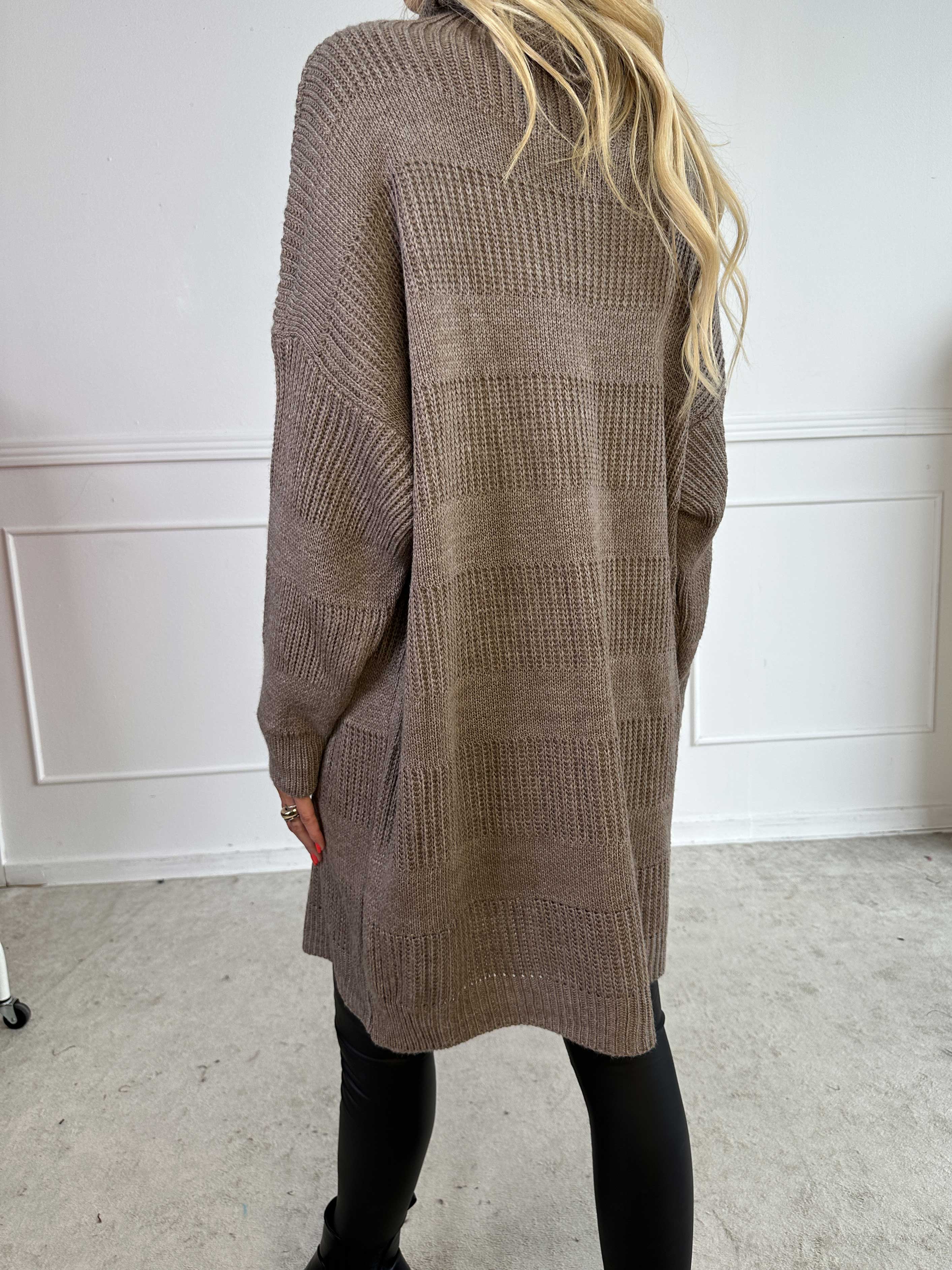 Dagmar - Strikkjole med rullekrave