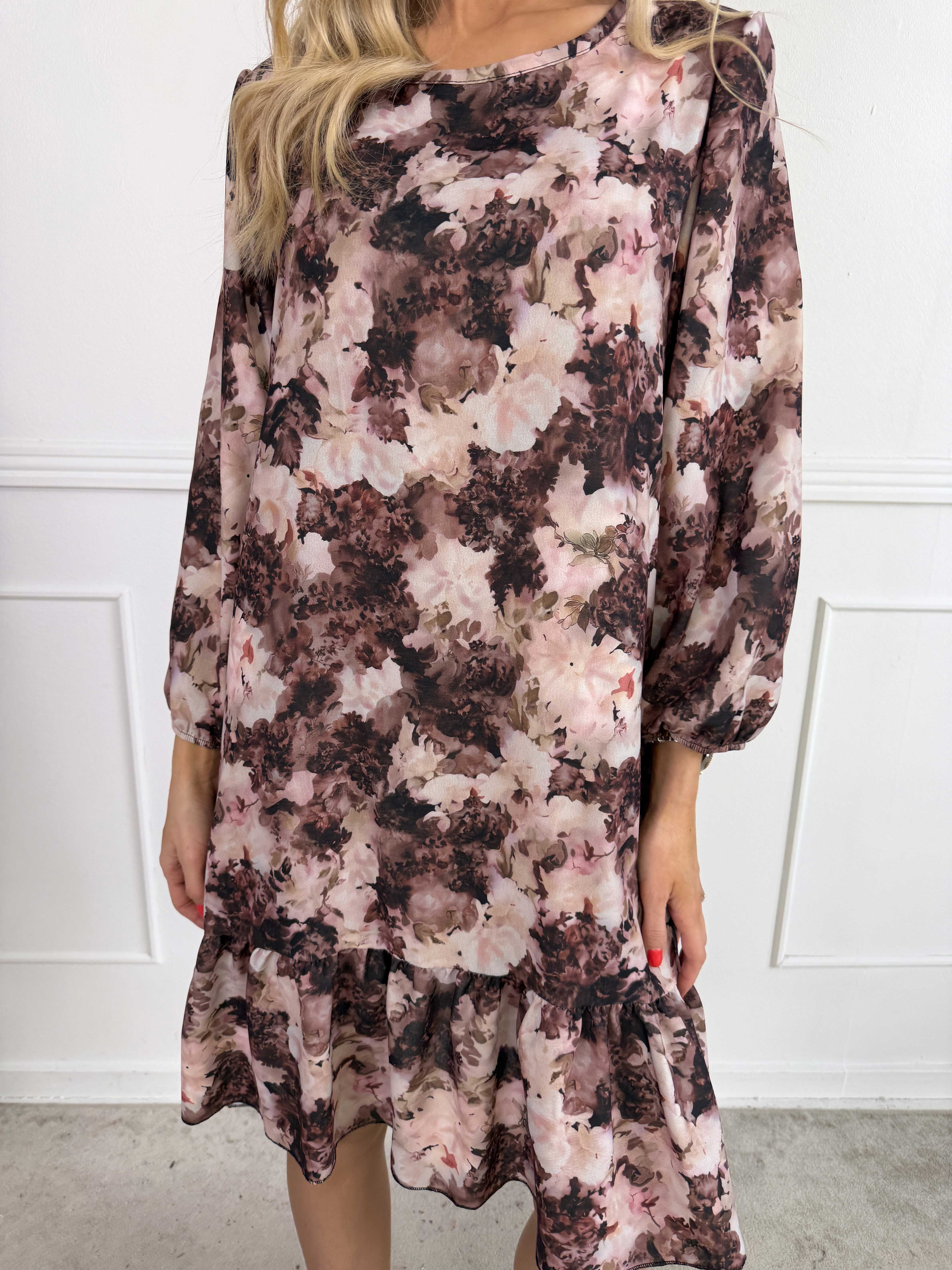 Daisy - Blomstret kjole i viskose med flæsekant forneden