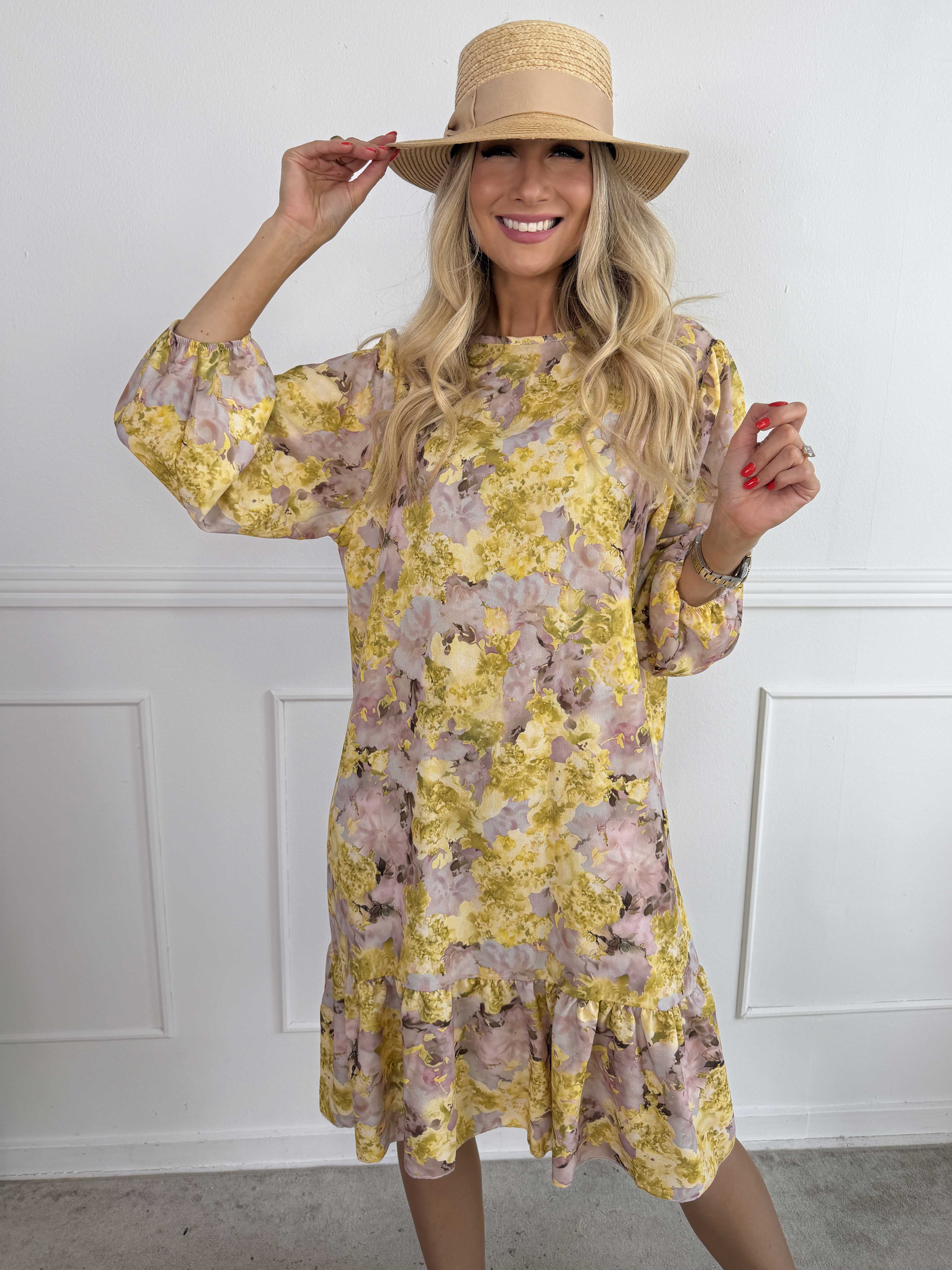 Daisy - Blomstret kjole i viskose med flæsekant forneden