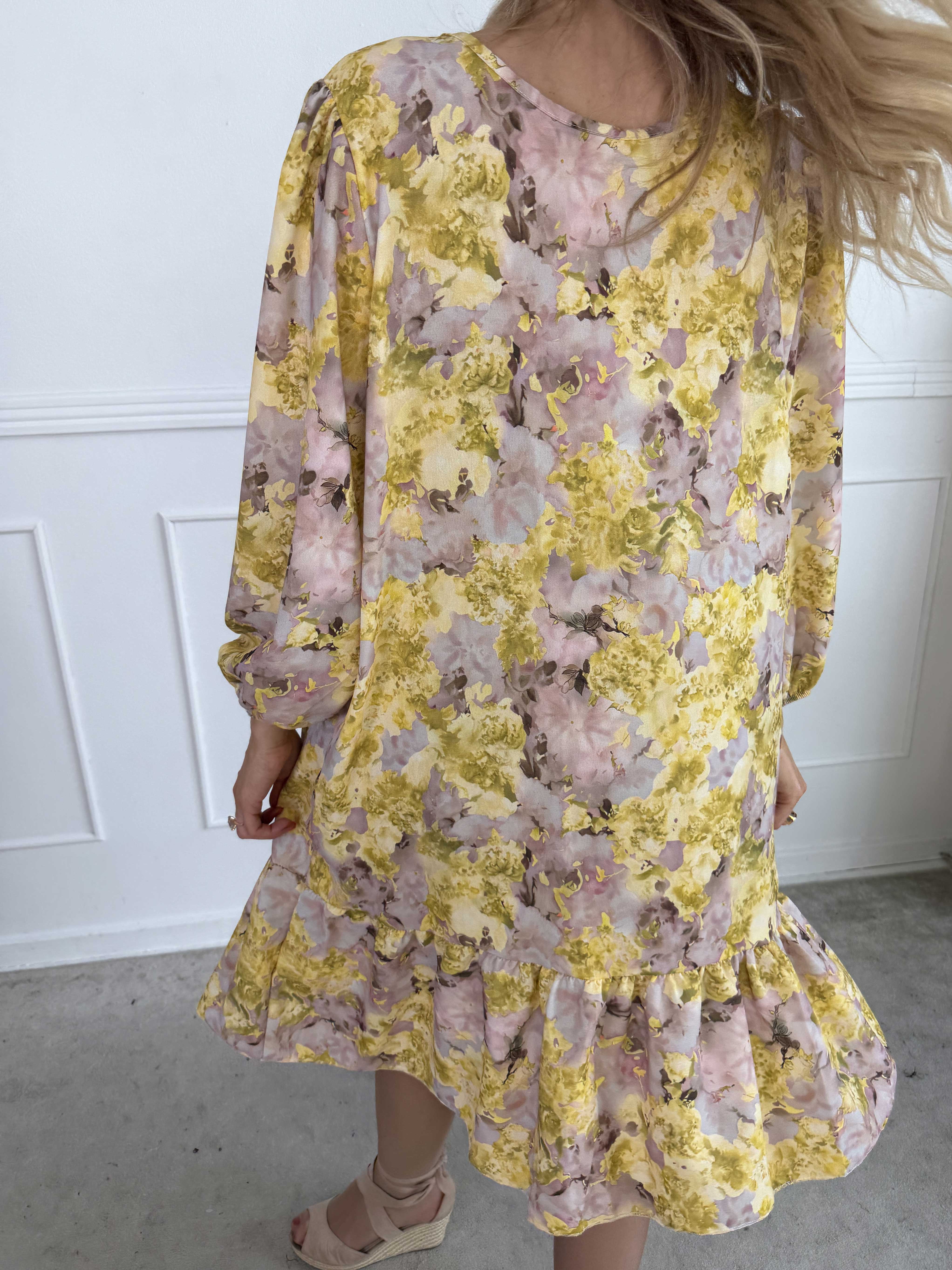 Daisy - Blomstret kjole i viskose med flæsekant forneden