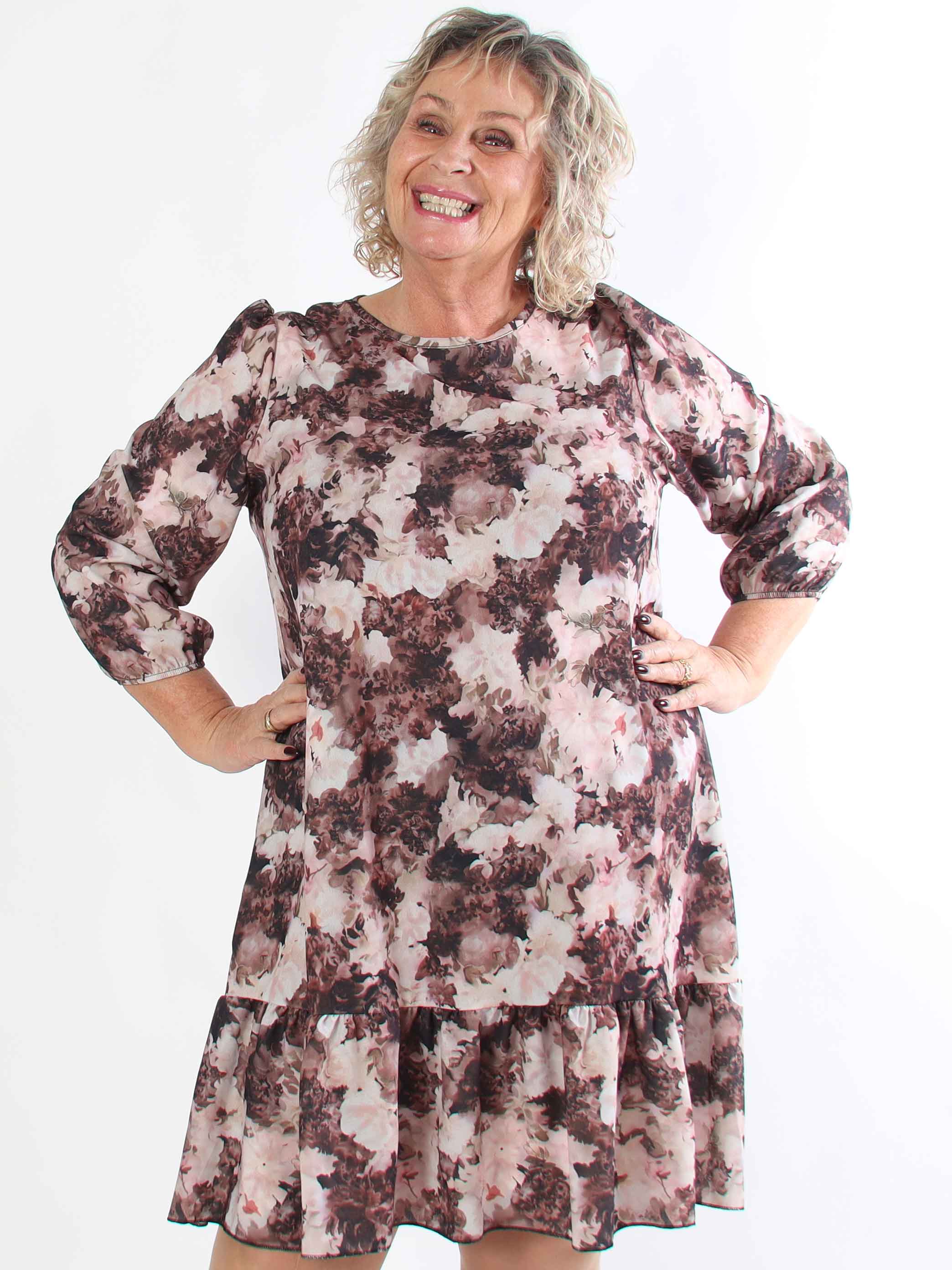 Daisy - Blomstret plus size kjole i viskose med flæsekant forneden