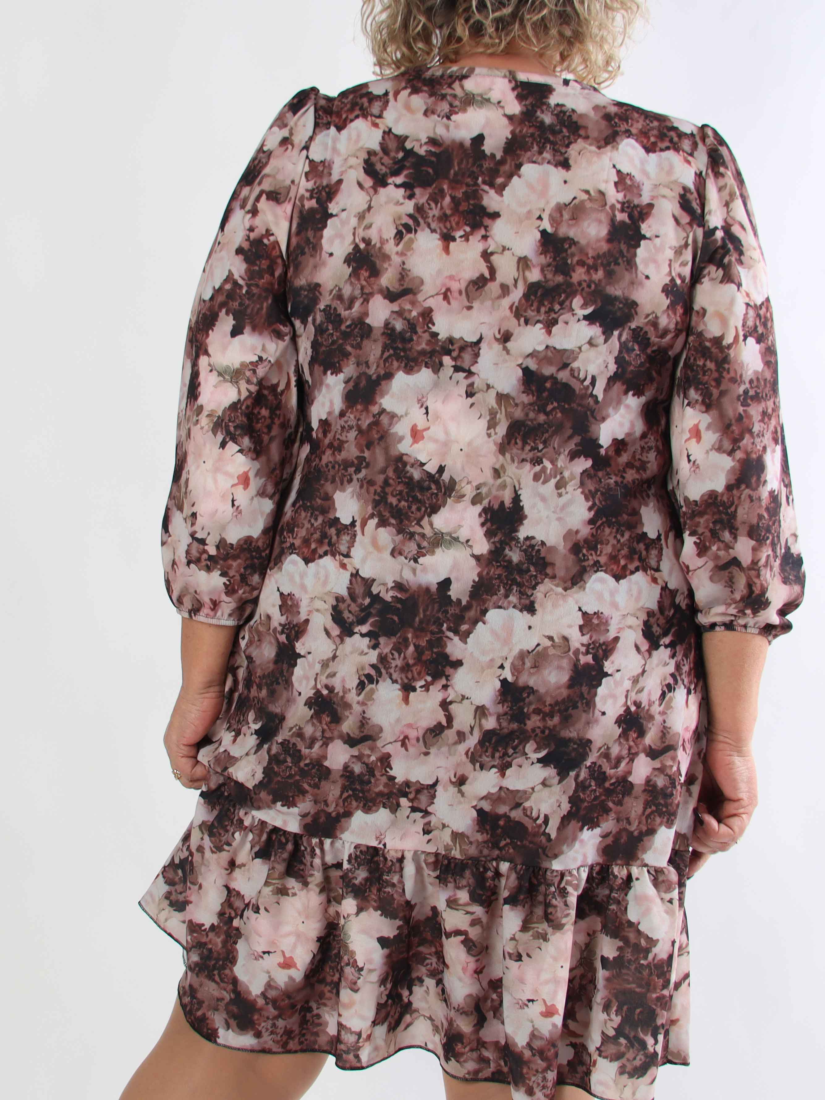 Daisy - Blomstret plus size kjole i viskose med flæsekant forneden