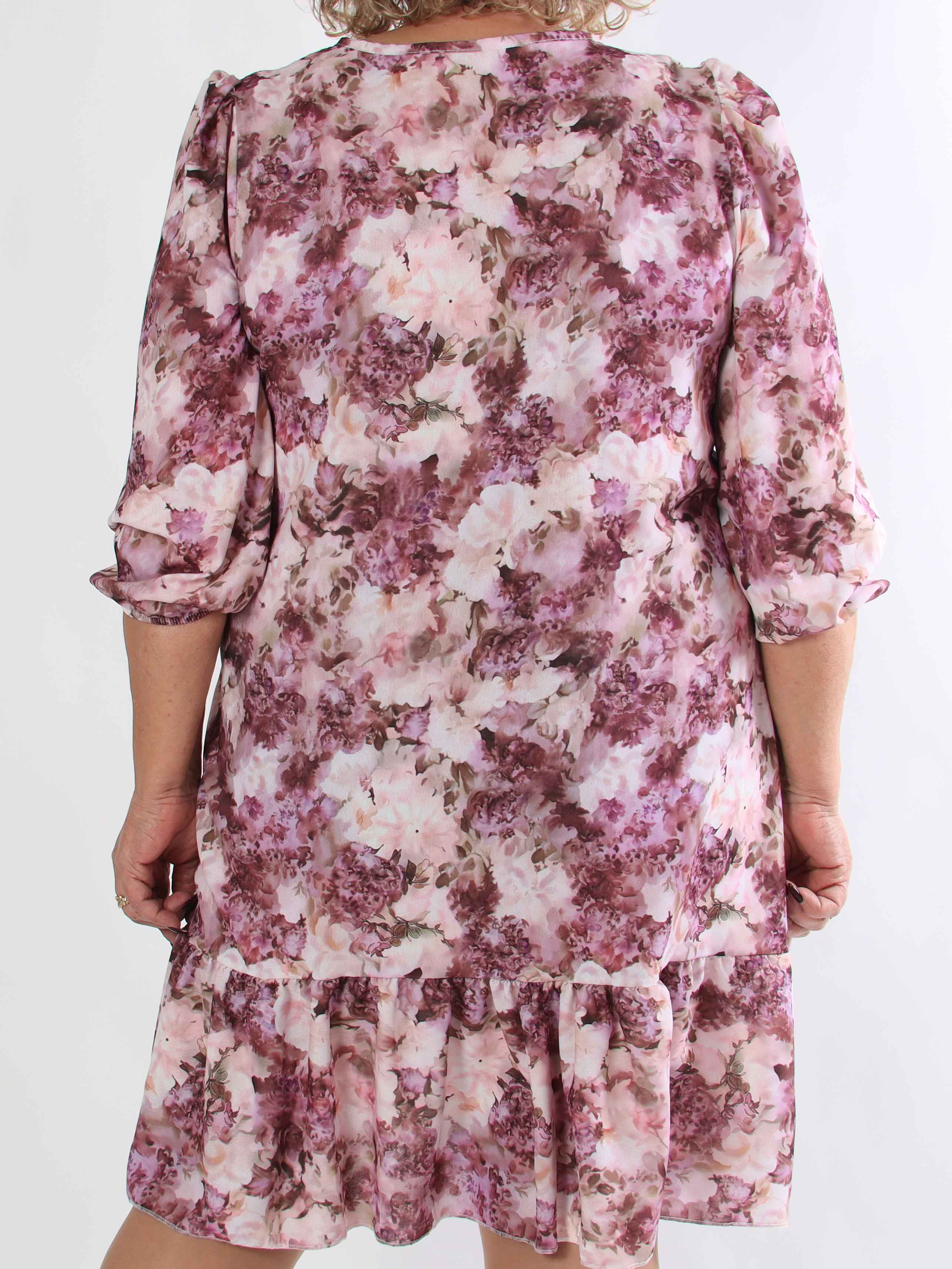 Daisy - Blomstret plus size kjole i viskose med flæsekant forneden