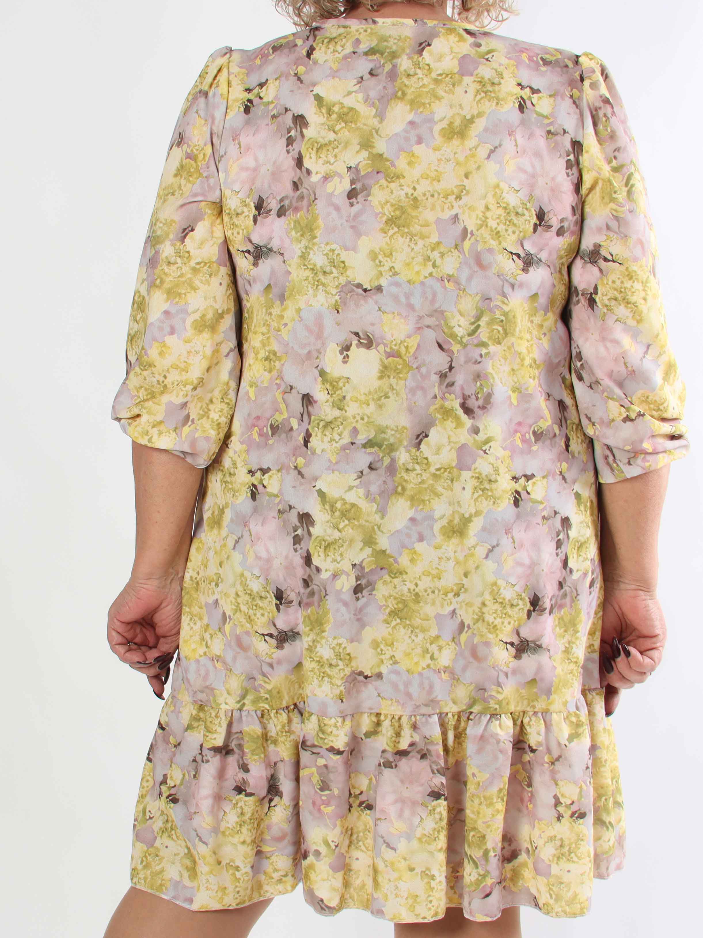 Daisy - Blomstret plus size kjole i viskose med flæsekant forneden