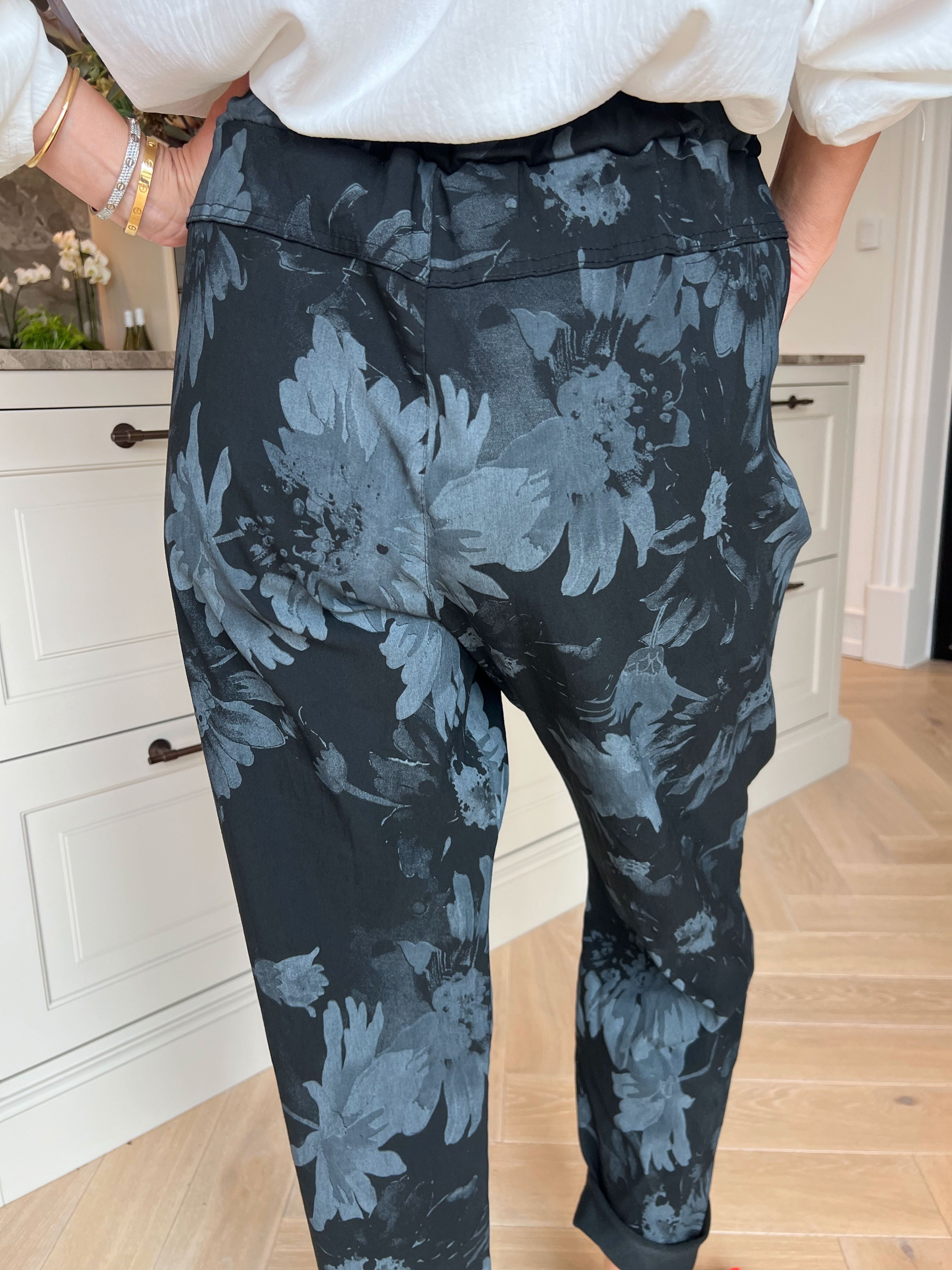 Dakota - Plus size bukser i viskoseblanding med blomsterprint og elastikkant i livet