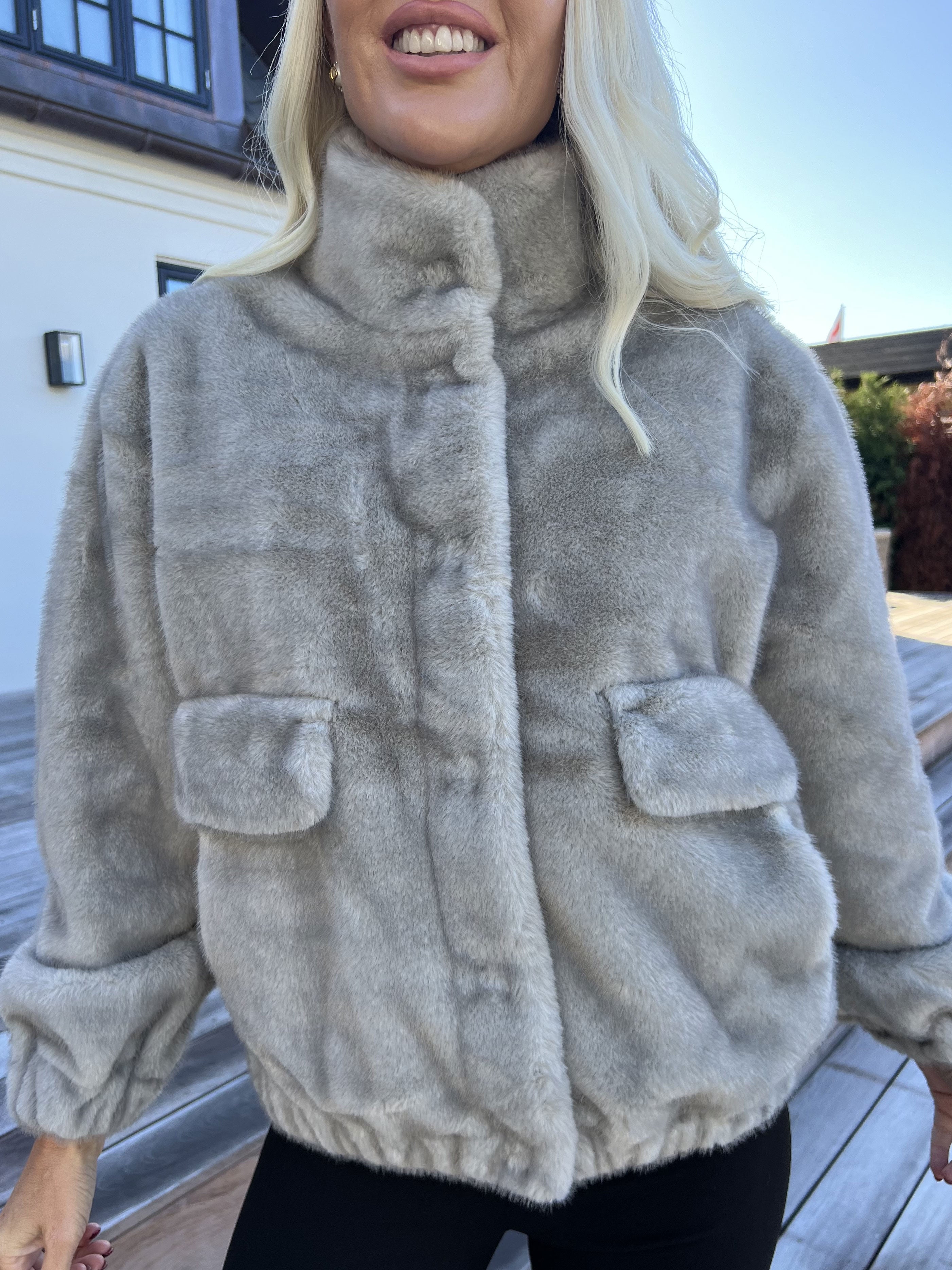 Daniela - Blød faux fur bomberjakke