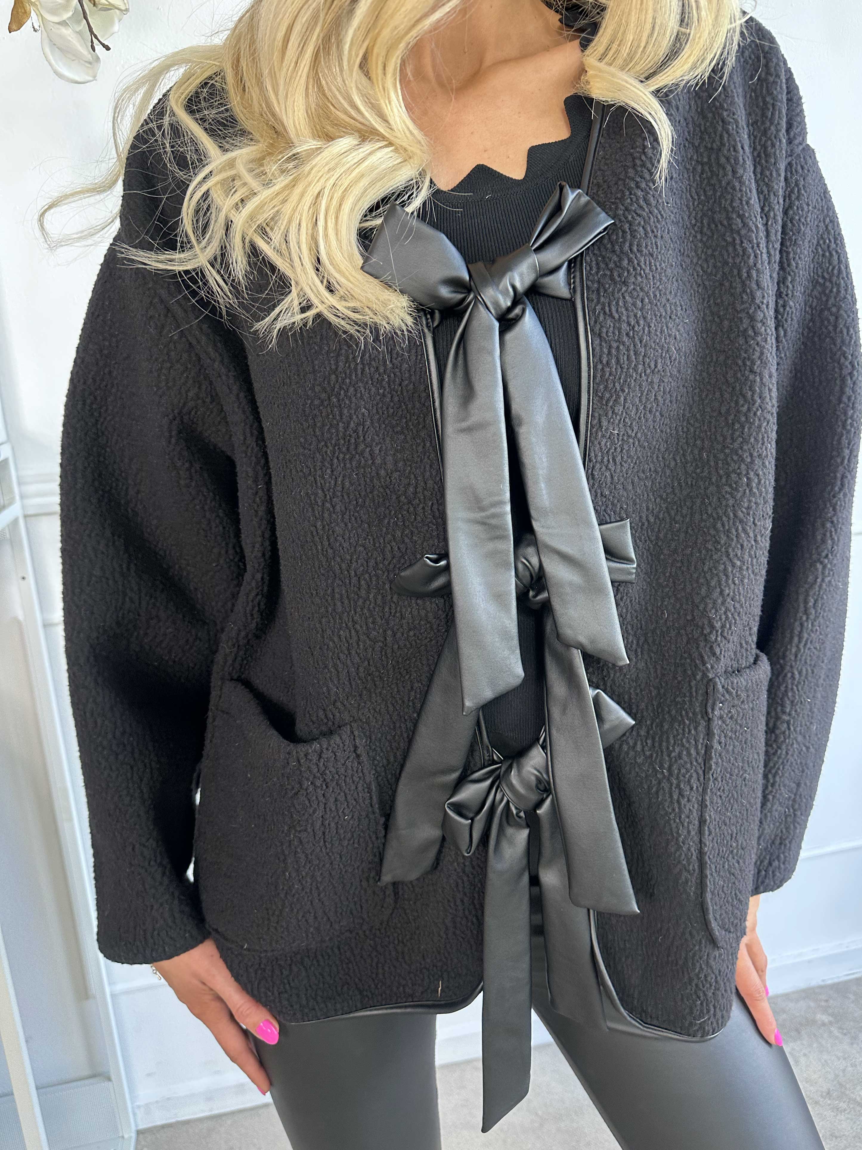 Danya - Sød fleece cardigan med læderlook sløjfer